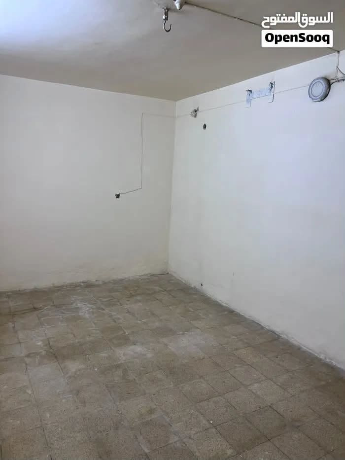 بيت كلاسك طابق ارضي معزول للايجار في يرموك حي نفط مساحه عقار ١٧٠ متر يحتوي على
غرفتين نوم

صاله

مطبخ

صحيات

منور + كراج سياره

سعر الايجار ٨٠٠ الف عوائل للاستفسار ***********

نص مكتوب في الصور:
- السوق المفتوح OpenSooq