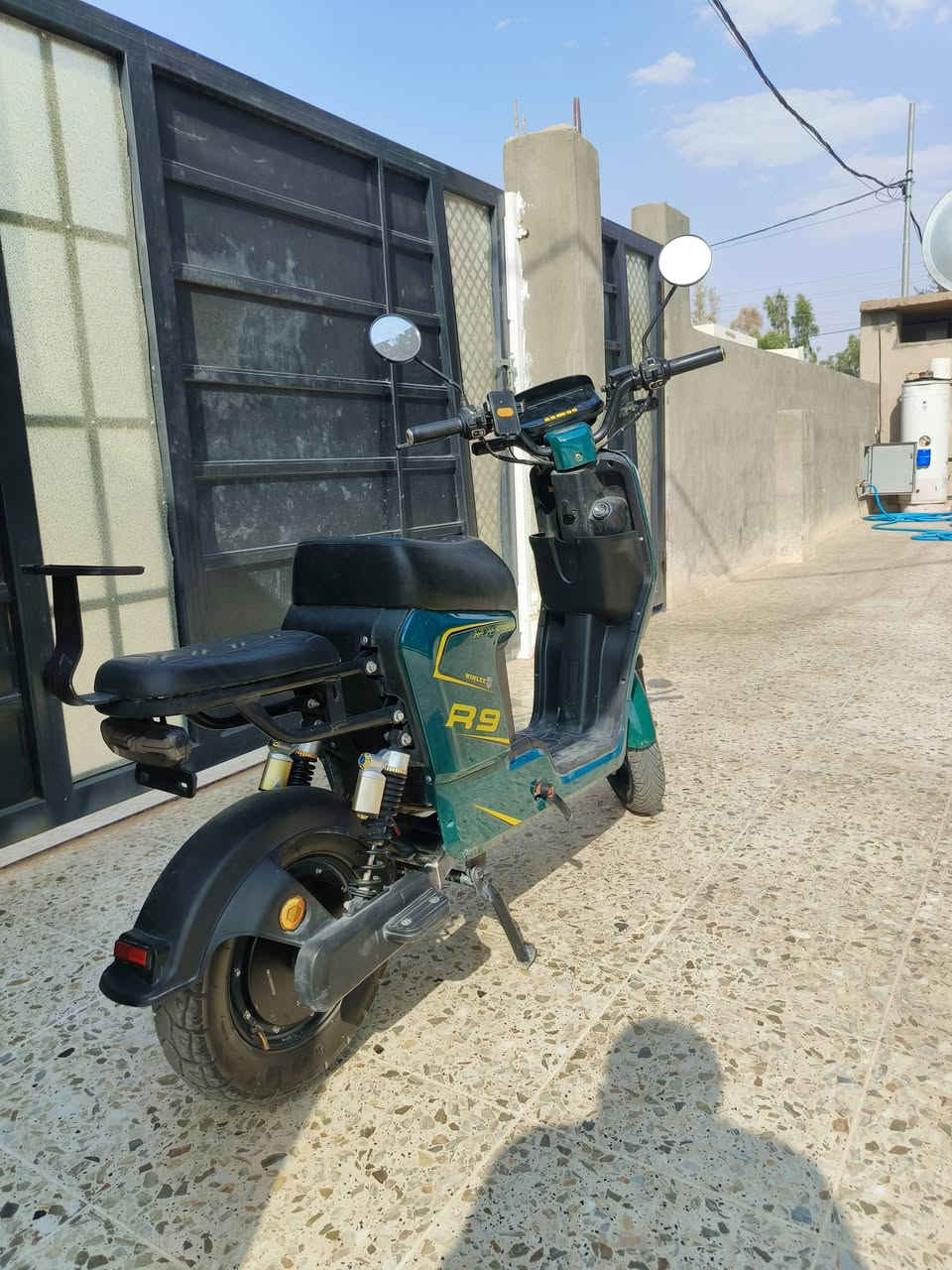 السلام عليكم 
دراجه شحن موديل 25 
نوعية R9 باب أول
5 بطاريات
يجي ويا 2 بصمه 1 تشغيل عن بعد 1 سويچ
ويجي ويا غراظه كامل السلة والبايدرات
السعر 520.000 الف وبي مجال 
دراجه جديدة ما مستعمله چثير 
شرط الفحص.
عنوان الحويجه_قرب الدفاع المدني
للتواصل 
الرقم 
***********
او مراسلة الخاص 
طالب السبعاوي
