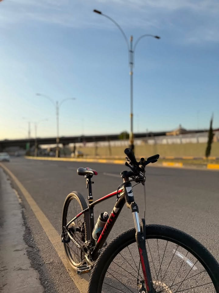 * 🚲 النوع: Mountain Bike – جبلي
* 🏷️ البراند: GIANT
* 🖤 اللون: أسود × أحمر
* 🧱 الإطار: ألمنيوم، نظام Hardtail (مساعد أمامي فقط)
* 🔧 المساعد: تعليق أمامي قابل للضبط حسب نوعه
* 🛑 الفرامل: Disc Brake أمامي وخلفي
* ⚙️ التبديلات: غيارات أمامية وخلفية
* 🛞 الإطارات: عريضة ومخصصة للطرق الوعرة قماش كتان 
* 🔩 الجنوط: ألمنيوم
* 💺 كرسي رياضي مع عمود قابل لتعديل الارتفاع
* 🚴 الدواسات: Platform
* 🔌 الوايرات: نضام دفن 
***********
