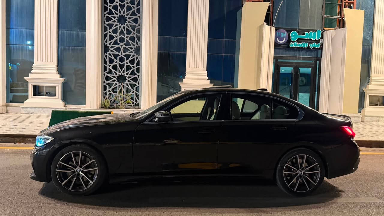 فقط بيع بدون مرواس
BMW 330i 2022
لون اسود داخل ابيض 
فقط بنيد مبدل 
شواصي سليمه 
سيارة نظيفه . صفر مسج
***********
بغداد 
230 ورقه وبيه مجال كلش بسيط
متلكه سعر بهيج نظافه
