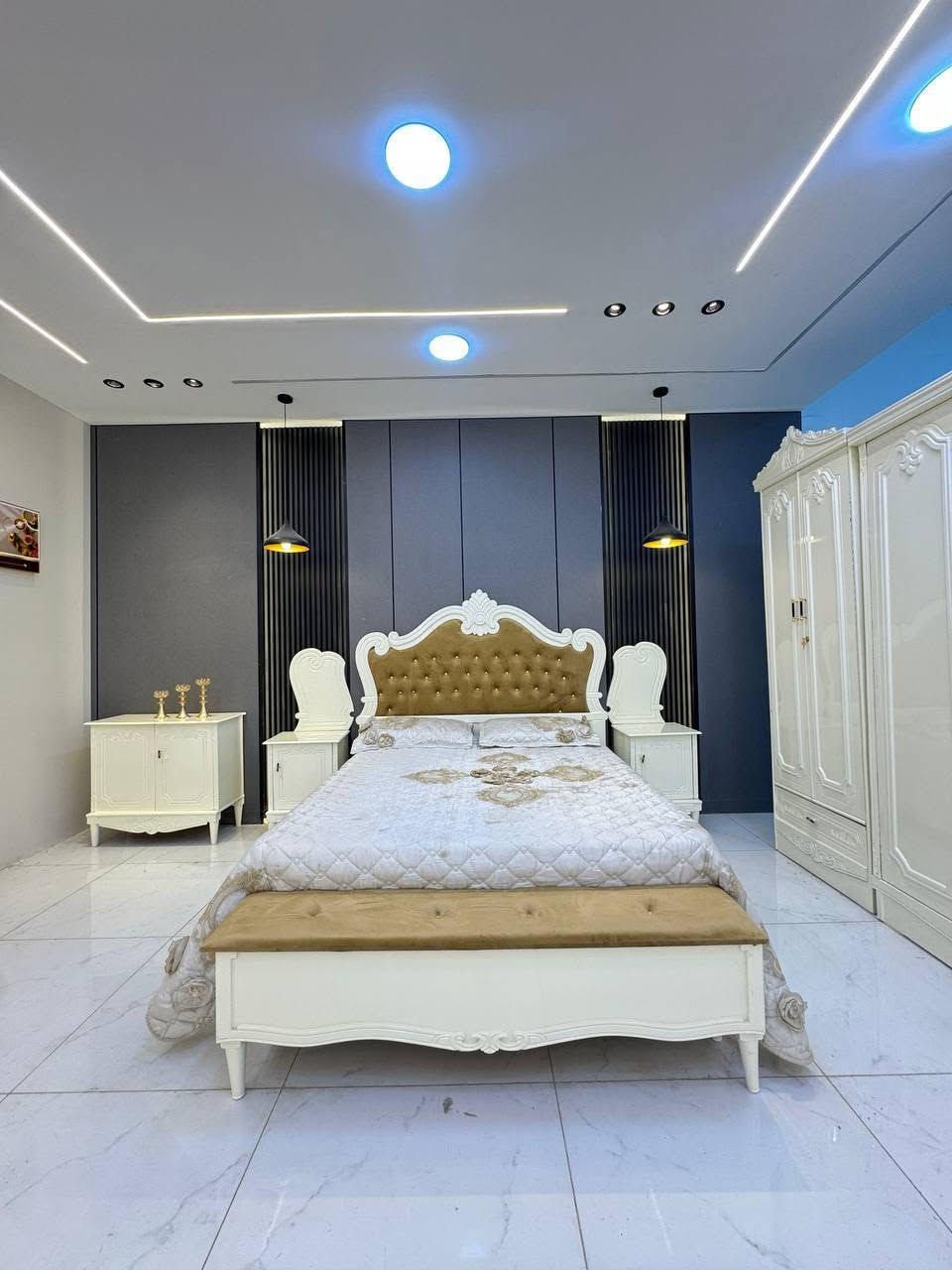 تخفيضات ✨ غرف نوم نجارة عراقية ✨
***********

🔹 نجارة عراقية متقنة بجودة عالية وتشطيبات راقية.
🔹 أكثر من 50 موديل مختلف يناسب جميع الأذواق.
🔹 توصيل إلى بغداد وجميع المحافظات بأجور مناسبة.
🔹 سرعة في الإنجاز وخدمة مميزة حتى باب البيت.

📌 مكونات الغرفة:
✔️ كنتور قياس 320 
داخل 3 ملم الوجه 5 ملم
✔️ ميز مرآة 
✔️ ميز بلازما
✔️ زاوية كنتورية. قياس80
✔️ سرير 160*200
✔️ تاج الجرباية
✔️ ناصي الجرباية
✔️ قواعد الجرباية كله بلوك
✔️ كومدين عدد (2) قياس 50 الواحد 

💰 أسعار غرف النوم تبدأ من:
1,000,000 دينار إلى 1,250,000 دينار فقط
🎨 أعمال صبغ  من أجود الخامات وبأسعار متنوعة تناسب الجميع.
🚚 ويانه طلبك يوصل لباب البيت بأسرع وقت!

📞 للحجز والاستفسار:
***********
📩 يرجى إرسال صورة الموديل المطلوب  التواصل مباشرة واتساب، وسنكون بخدمتكم.
