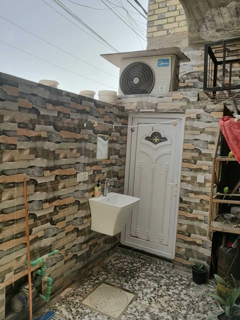 السلام عليكم بيت بحي الزهراء بل 150 رابع فرع عن شارع العام ثاني بيت  مساحه 75مقابيل افران سيد واسواق السيد بصف العماره مبينه عدكم بل صوره بيت كله جديد قبل   البيت اساس رفت طابوك درجه اوله مسلح سيراميك البيت كله درجه اوله يحتوي استقبال وممر وصاله ودرج مرمر محجر الميوم وبيوتنه جبيره كلش علئ كد الصاله وغرفه جبيره ومنور وحمام تواليت داخلي تواليت خارجي البيت ماصورته كله لان البيت جديد بل حقيقه احلئ من الصوره سطحين بي السعر 55وبي مجال الرقك ***********
