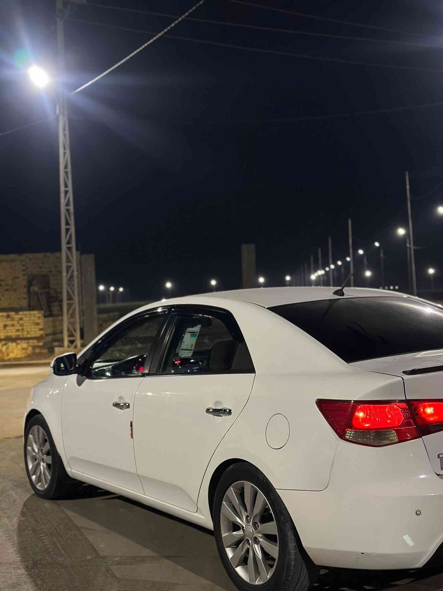 سيراتو موديل2012 السياره بيه باب تبديل وبيه الجاملغ الامامي بارد السياره فتحه بصمه السياره حلوه وجديده حداديه باتري فول السياره وحلوه سعره 100وبيه مجال مكاني ديوانيه ***********
