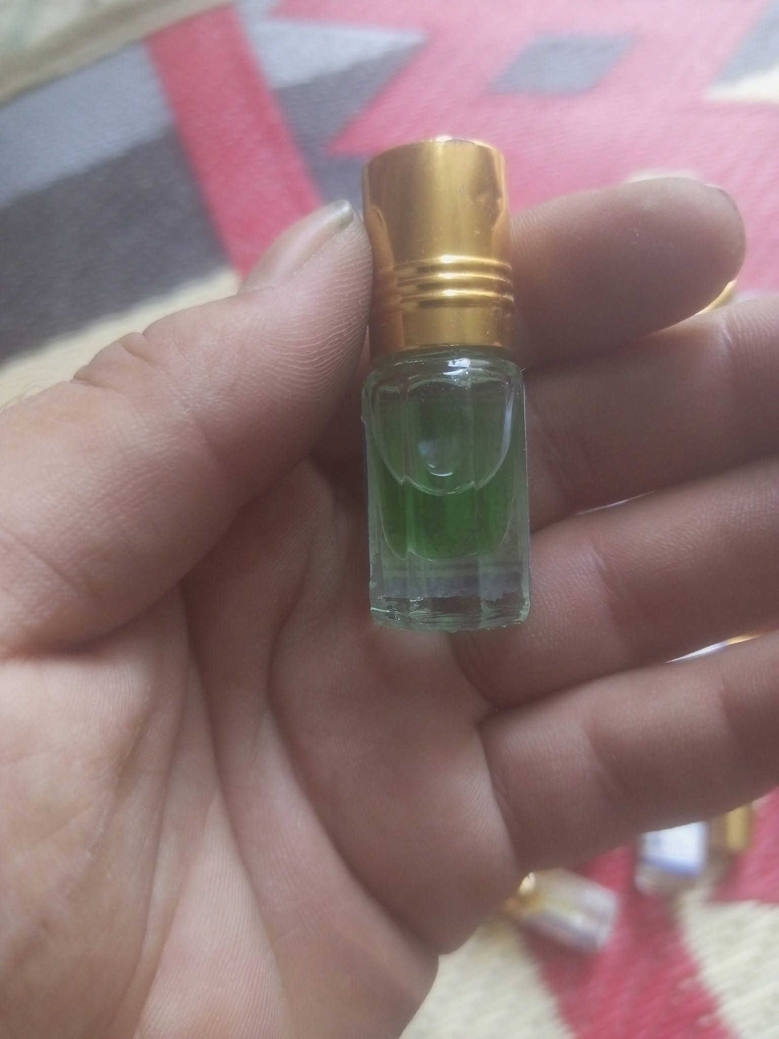 السلام عليكم..
للبيع عطور زيتية تركيب (ربع تولة) شروة كاملة بسعر تصفية لأصحاب البسطات أو الاستخدام الشخصي.

العدد الكلي: تقريباً 50 حبة.

الروائح: تشكيلة منوعة (فرنسي، شرقي، سويت) مثل عود الشيخ، زهرة الخليج، سبورت، ليرة اتنس، وبيري ميتاليك.

حالة الزجاجات: الزجاجات نظيفة، لكن المستويات مختلفة (اكو بيهن متروسات، واكو نص، واكو ربع) والمعاينة واضحة بالصور
السعر 25 قفل مكاني بغداد
