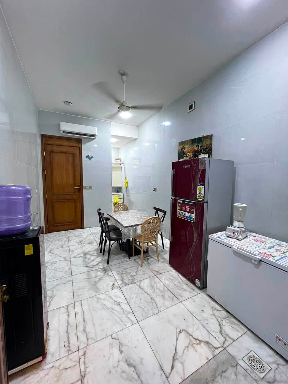 🚨 بيع مستعجل  دار حديثة للبيع 🚨
🏡 فرصة مميزة للجادين

دار سكني 3 طوابق، بناء حديث سنة 2025، بتصميم عصري وتشطيبات حديثة ومميزة.

✨ المواصفات:

* 🏘 3 طوابق بتصميم حديث.
* 
🏢* الطابق الاول استقبال مع مطبخ  حار بارد مع صاله مع غرفه منام مع   خدمات كامله 
* 
* 🚿 الطابق الثاني ول ثالث  نظام سويت: الطابق الثاني ٣ غرف  
 الطابق الثالث غرفه مع صاله  
* 🪨 ملاحضه الطابق الأرضي  (( مرمر ))
* ✨ الطابق الثاني والثالث  (( بورسلين ))
* 🏗️ بناء حديث سنة 2025.
* 💡 تجهيزات وتشطيبات عصرية.
* 🌟 تصميم راقي واستغلال ممتاز للمساحات.
* 🔑 مناسب للسكن العائلي أو الاستثمار.
* 📐 المساحة: 150 متر.

📍 الموقع: فلكة صباح الخياط، خلف مثلجات الملكة، في شارع هادئ ومميز.

💰 البيع مستعجل  والسعر قابل للتفاوض 

📞 للتواصل والاستفسار:
***********
***********
