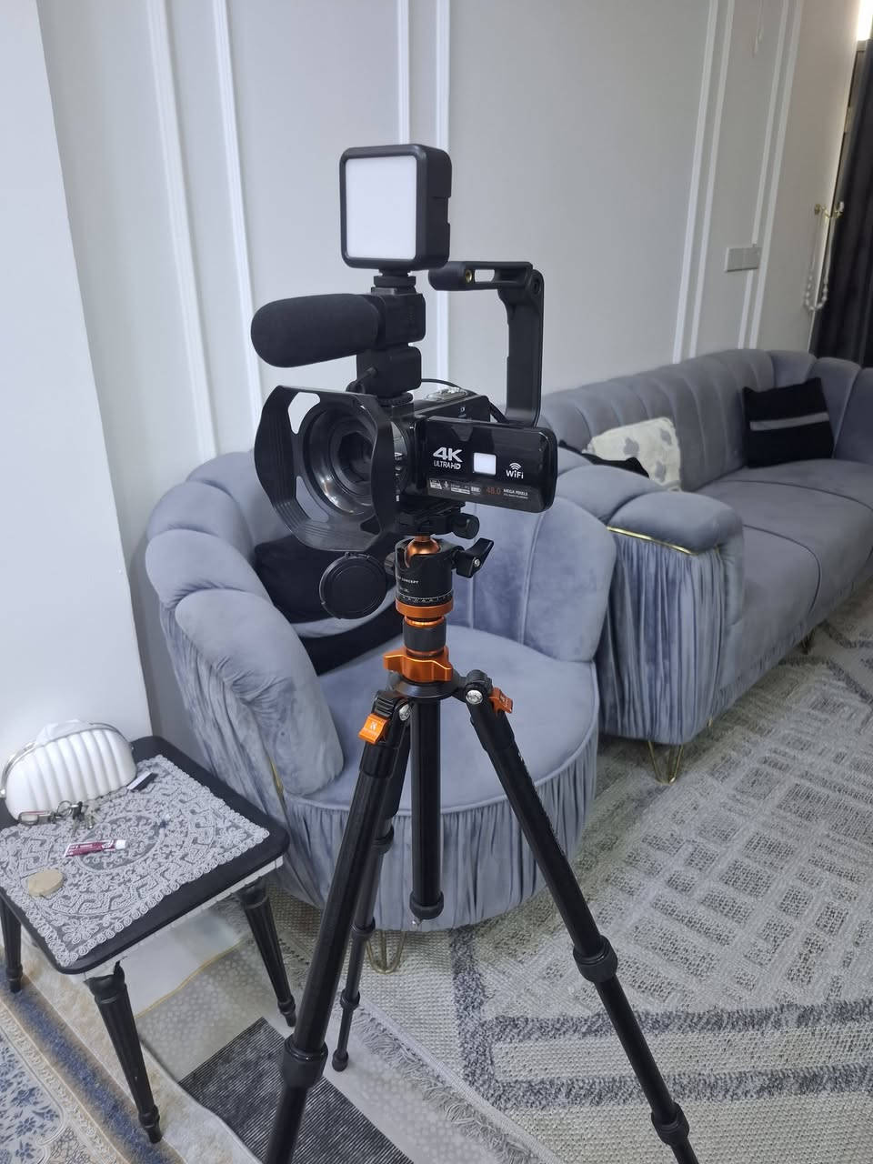 كاميرا 4K جديدة مع ستاند جديد وبيبي لايت وكافة ملحقاتها للبيع .
تصوير المناسبات والمحاضرات والفلوكات  بدقة عالية و لفترة طويلة .
السعر ٢٥٠ ألف للإتصال على الخاص أو الوتساب *********** كربلاء المقدسة .
