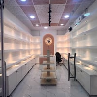 محل للبيع • كونترات خشب • الأطباء رويال مول