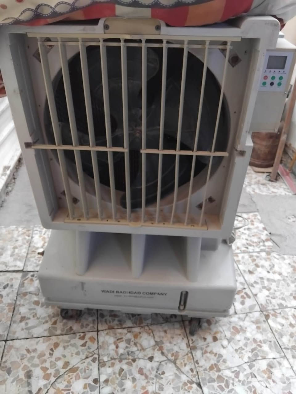 مبردات ثنين ( شبح )حجم كبير
شغالات بدون نقص حلفات وماطورات وكلشي كامل بدون نقص 
بس خلي ماي وشغل
سعر الوحدة بـ 160 الف وبيهن مجال 
ميحتاج اكللكم الجديدة بـ 300 الى 380  حسب نوعها 
وهذن اخت الجديد ما مشتغلات هواي 
***********
بغداد مدينة الصدر بلكيارة
