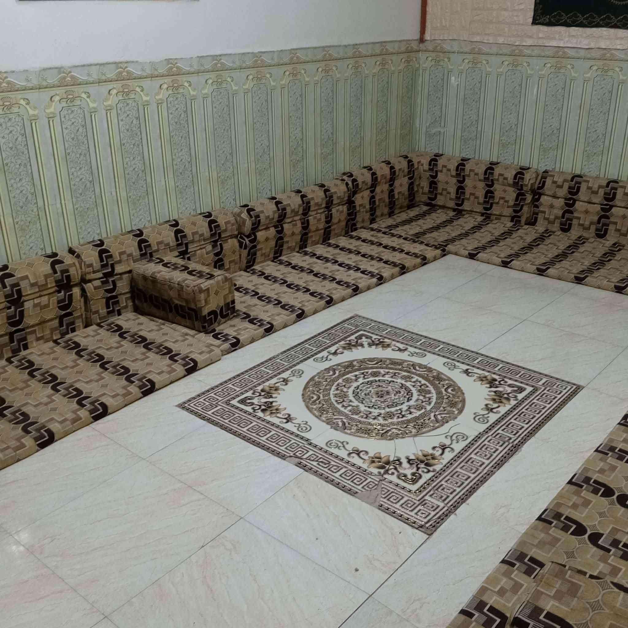 بيت في التقية الثالثه خلف مطعم بغداد البانزين خانه مساحة الدار ١٥٠ متر سند ٢٥ مرقم بلدية ومسلم معامله يحتوي البيت على غرفة نوم وصاله وبراني ومنور وصحيات داخليه وخارجيه بناء البيت طابوك والاساس والسقف كونكريت لمعرفة السعر الاتصال على الرقم ***********
