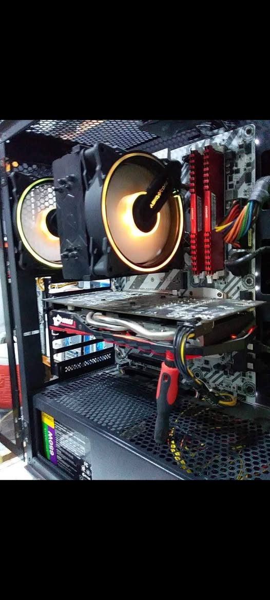 المعالج (CPU): Intel Core i5-6600K (أداء قوي وسريع جداً للألعاب والمهام الثقيلة)
المشتت الحراري: المشتت الهوائي الاحترافي للحفاظ على حرارة برودة المعالج تحت أعتى أوقات الضغط
اللوحة الأم (Motherboard): MSI Z270 TOMAHAWK (لوحة احترافية ثقيلة دعم واستقرار ممتاز)
الذاكرة العشوائية (RAM): 16GB DDR4 (8x2) بسرعة 3200MHz (سلاسة متناهية باللتنقل بين الألعاب والبرامج)
كارت الشاشة (GPU): MSI RX 570 4GB (أداء جبار ومعروف بقوته في الفئة الاقتصادية)
الشاشة (Monitor): Samsung FHD (1200) 60Hz (دقة ووضوح ألوان عاليين لراحة العين أثناء اللعب الطويل)
الملحقات (Accessories):
ماوس قيمنق احترافي: Glorious Model D (خفيف جداً ودقيق للألعاب السريعة)
كيبورد ميكانيكي: Redragon Yama (استجابة فورية وملمس فخم)
التغذية والكهرباء: جهاز UPS قدرة 850VA ببطارية جديدة تماماً (حماية كاملة لجهازك من انقطاع الكهرباء المفاجئ)
🎮 أداء الألعاب:
الجهاز يشغل تقريباً جميع الألعاب الشهيرة والحديثة بأداء سلس وممتع جداً، مثل:
GTA V / PUBG PC / Valorant / CS2 (بأعلى إطارات وسلاسة تامّة)
Red Dead Redemption 2 / The Witcher 3 / God of War (بإعدادات متوازنة وتجربة لعب ممتعة)
Call of Duty: Warzone / Fortnite
إضافة إلى ذلك، الجهاز ممتاز جداً لبرامج المونتاج، التعديل، والدراسة (Adobe Photoshop, After Effects, Word, Excel).
📍 المكان: [الديوانية]
📞 لللتواصل والاستفسار: راسلنا على الخاص أو اتصل على الرقم: [***********]

