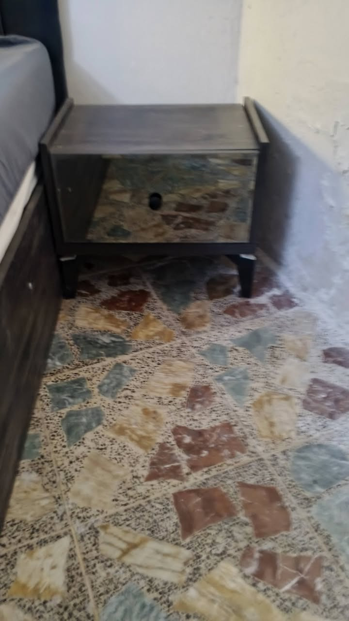 للبيع غرفه ٨ قطع استعمال قليل ٣ أشهر اخت الجديده السعر ٨٠٠ مع الدوشك المكان بغداد البلديات الضباط الأتصال على الرقم *********** بيه واتساب
