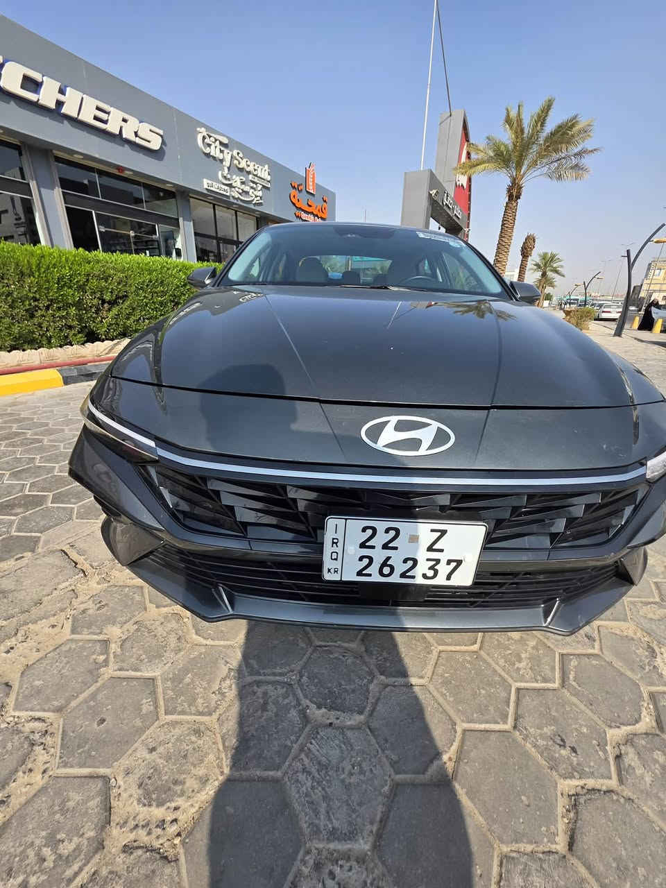 للبيع: هونداي النترا 2025 (فول لمتد - LIMITED) - وارد أمريكي 🚗✨
سيارة بحالة الشركة بلون زيتوني ملكي مميز جداً، أعلى فئة بالمواصفات (فول لمتد 1/1).
​📌 المعلومات العامة:
​الموديل: 2025
​اللون: زيتوني مميز
​المواصفات: وارد أمريكي (أعلى فئة لمتد)
​الرقم: أربيل (أوراق وهزاز جاهزة وتحويل مضمون)
​المسافة المقطوعة: زيرو
​المحرك: 2000cc دوش (DOHC) – اقتصادي وقوي جداً
​الضرر: بنيد فقط (سطحي بسيط)، والباقي كفالة عامة شاملة (شاصي، لغود، ايرباكات بلاد، وبدي بشرط الفحص والسنتر).
​⭐ أبرز المواصفات:
​أنظمة التشغيل والفتح: بصمة تشغيل + بصمة أبواب + تشغيل عن بعد + خاصية التشغيل والفتح عن طريق الكارت الذكي (NFC Card)
​المقصورة والراحة: مقاعد جلد فاخرة مع تدفئة مقاعد وتحكم كهربائي
​السقف: فتحة سقف كهربائية
​الشاشات والتكنولوجيا: شاشة لمس كبيرة تدعم (Apple CarPlay & Android Auto) + شاشة عدادات رقمية بالكامل (دشبول ديجيتال) + شاحن لاسلكي (Wireless Charger)
​النظام الصوتي: نظام صوتي فاخر (Bose)
​أنظمة الأمان والرادار: رادار تحديد المسار + مانع تصادم واستشعار أمامي + رادار النقطة الكوراء (العمياء) + تنبيه حركة المرور الخلفية
​الكاميرات والحساسات: كاميرا خلفية دواشر عالية الدقة + حساسات اصطفاف
​الفرامل والقيادة: سايد بريك أوتوماتيكي (دكمة) + نظام Auto Hold + أنماط قيادة متعددة (Eco / Normal / Sport)
​الإنارة والظهر: إضاءة فول LED أمامية وخلفية مع الشريط الضوئي الممتد + ويل كب حجم كبير بتصميم لمتد الخاص
​التبريد والمرايا: تبريد لمس قطعتين مع فتحات تبريد خلفية + مرايا جانبية كهربائية (شفط)
​📍 المكان: النجف الأشرف حي الصحه 
💵 السعر: 185ورقه  
📞 للتواصل والاستفسار: [***********]
