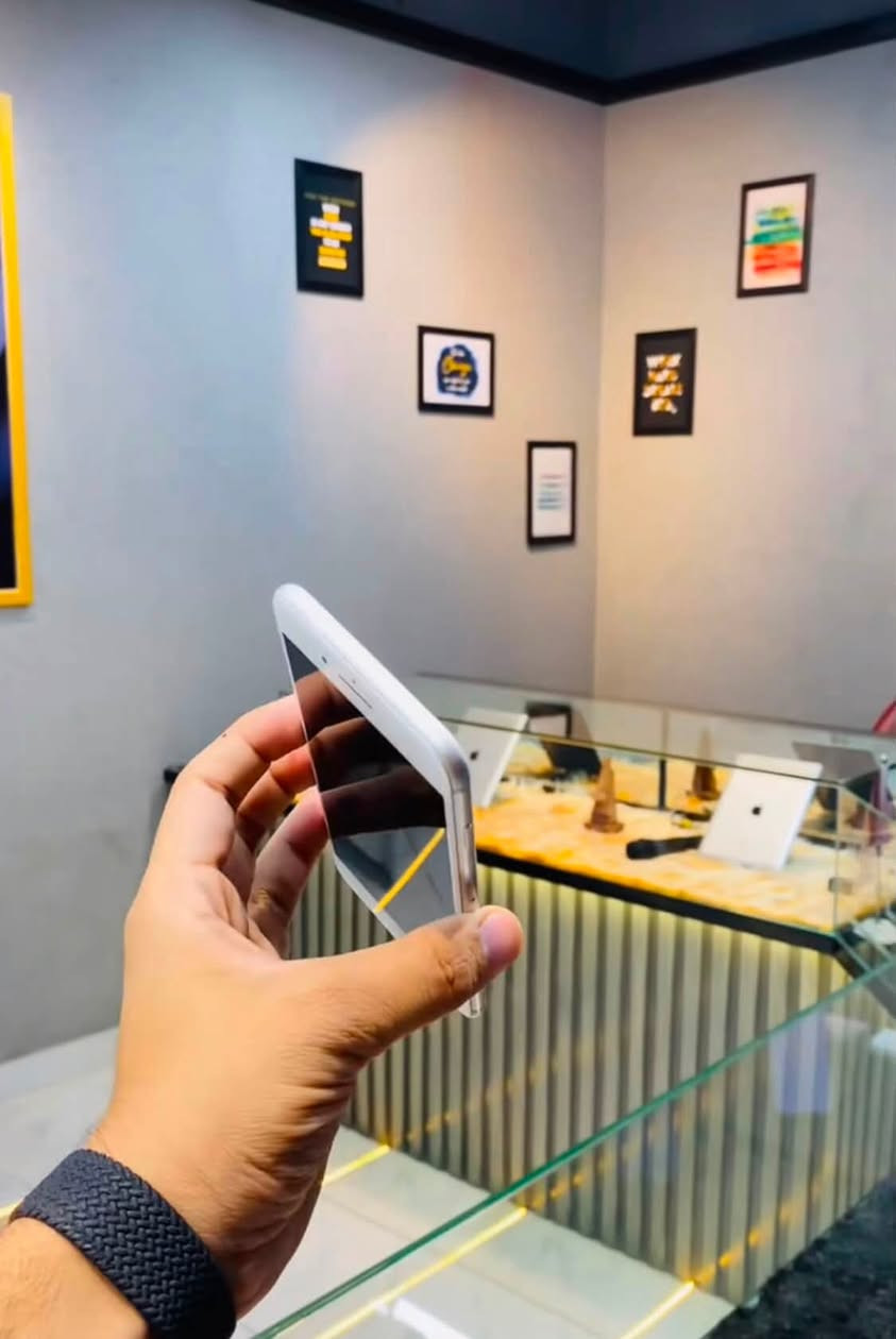 السلام عليكم
ايفون 8 بلص 

لون ابيض🤍

باتري 100🔋

الجهاز نضيف 

مبدل فقط باتري 

او فقط كاميره امامي ما يشتغل

السعر نار 🔥 75الف فقط😲😲

البيع سريع مستعجل 

المكان اربيل 

الشراي يدك عل رقم***********
