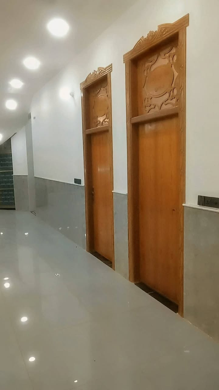 🏡 *للبيع منزل راقي في الديوانية - حي الصدر الرابع - العسكري* 🏡

*المساحة: 360م² واقع حال | السند 277م |طابقين | موقع مميز جداً*

علما ان العقار مطلوب اسكان«55» مليون دينار عراقي

📍 *الموقع*: حي الصدر الرابع - قرب مدرسة العراق الابتدائية - منطقة العسكري - شارع هادئ وخدمات كاملة

*تفاصيل الطابق الأول:*

«استقبال واسع ومعزول»«4×9»

« صالتين استقبال واسعات » 
«الاولى»«3.5×7»
«الثانية»«4×13»

- «غرفتين»«4×5»

«مطبخ داخلي بادر»«5×5»

«مطبخ خارجي حا»«2.5×4»

- صحيات داخلية + صحيات خارجية للضيوف
- تصميم مفتوح يليق بالاستقبالات والعوائل الكبيرة

*تفاصيل الطابق الثاني:*

1- «2 غرفة نوم»«4×5»

2- «صالة عائلية»«4×10»

3- 2 سطح للاستخدام والجلسات

-سطح الطابق الاول 
-سطح طابق ثاني واسعات

*مميزات البيت:*
✅ مساحة كبيرة 360م تبني براحتك 
✅ موقع حيوي قريب للمدارس والخدمات
✅ بناء سنة«2026» بناء متين وتقسيم عملي 100%
✅ مناسب للسكن وللاستثمار

بيت العمر اللي تدور عليه موجود هسه بالديوانية 💎

للاستفسار والمعاينة اتصل: [***********] 
المعاينة متاحة يومياً
