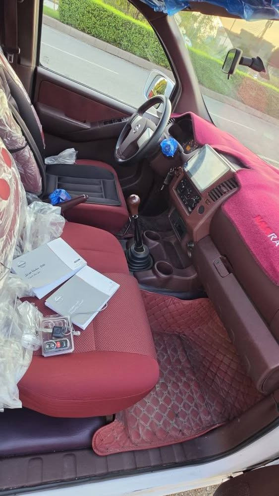 نيسان نافارا ٢٠١٢ گێرومەکینەی بەشەرت نەکراوەتەوە و دوکةلو بوخارو کەم کردنی نیە سەوتی مەکینەی خۆشە سةنةوى تا ٢٧ مانكى ٥ 
بؤياخ بةلةيةكى بجوكى هةية و هةيكةلى زؤر جوانة دةفتةرو سويجى شةركةى ماوة ٢٠٥ هةزار رؤشتوة سةوتى فلاونى نية  سبيرى دانةگيراوة ٤ تايةى نةخشى بيلادى لة ژێره بةركة دةركاو كوشنو سةقفى لؤكة سعرى ١١٥ معامةلةيةكى زؤر كةم 
***********
*********** السليمانية, العراق

