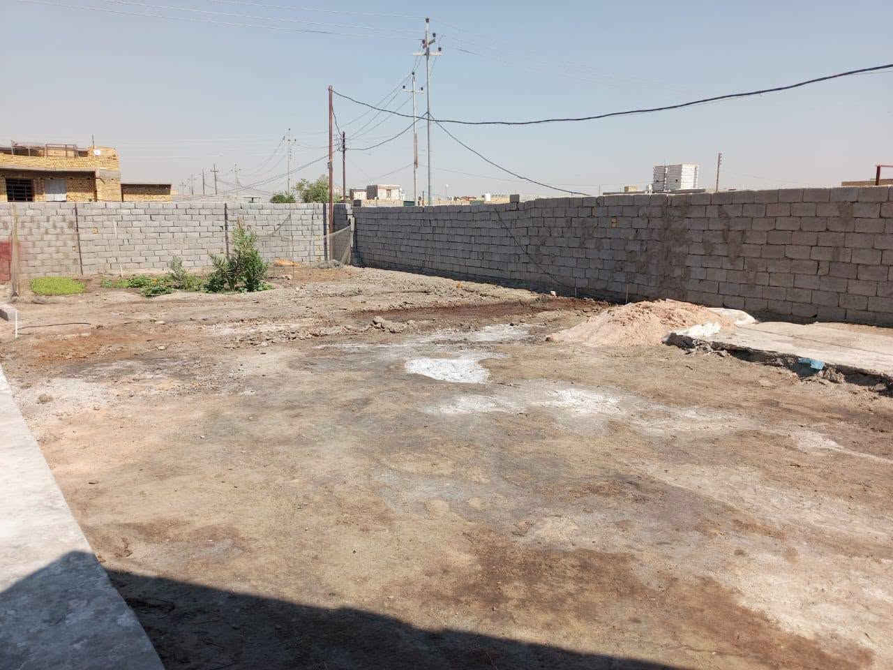 بيت للبيع زراعي مساحه 750متر حي جوادين نزله ثانيه شارع رئيسي 
بيت بتلو صب بناء طابوك سقف كونكريت مسلح 
يحتوي على 3 غرف نوم واحده 7في4
صاله 4في 8 مع كردول كبير 
مع مطبخ 8في 4حار وبارد يوانية 12 في 4 صحيات داخلية وخارجية 
وكل غرفه لها صحيات داخلية 
مجهز أحسن كرانيت والسيراميك 
يصلح عائلة كبيره 
سعر نهائي 120
***********
