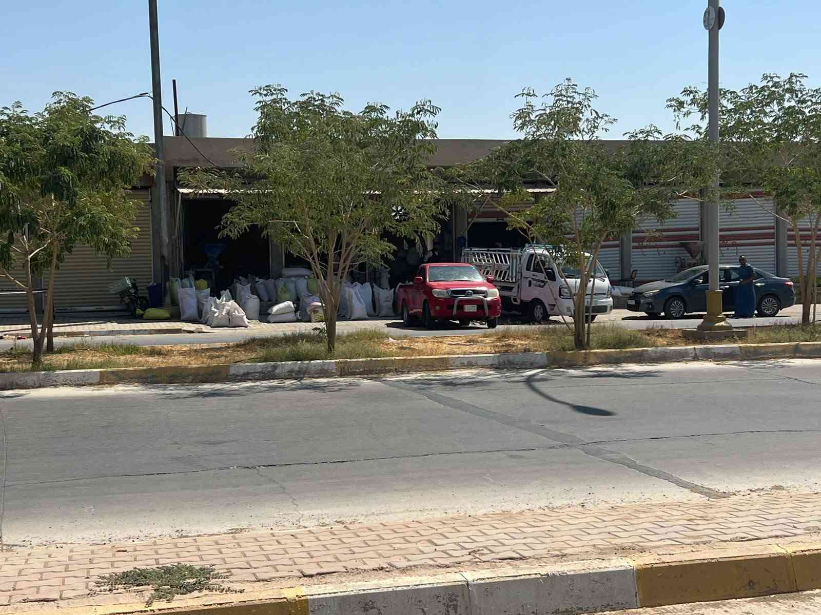قطعة ارض تجارية ركن على ثلاث شوارع تقع على السايدين الرئيسي لعلوة الحلال والمرور قريبة من فلكة البكارة الواجهة  عالسايدين ٢١م المساحة الكلية ٣٢٠م المساحة بالطابو ٢٦٧ مع فضلة السعر ١٠٠مليون للاستفسار أكثر مراجعة مكتب الزغيت اوالاتصال على الرقم ***********
