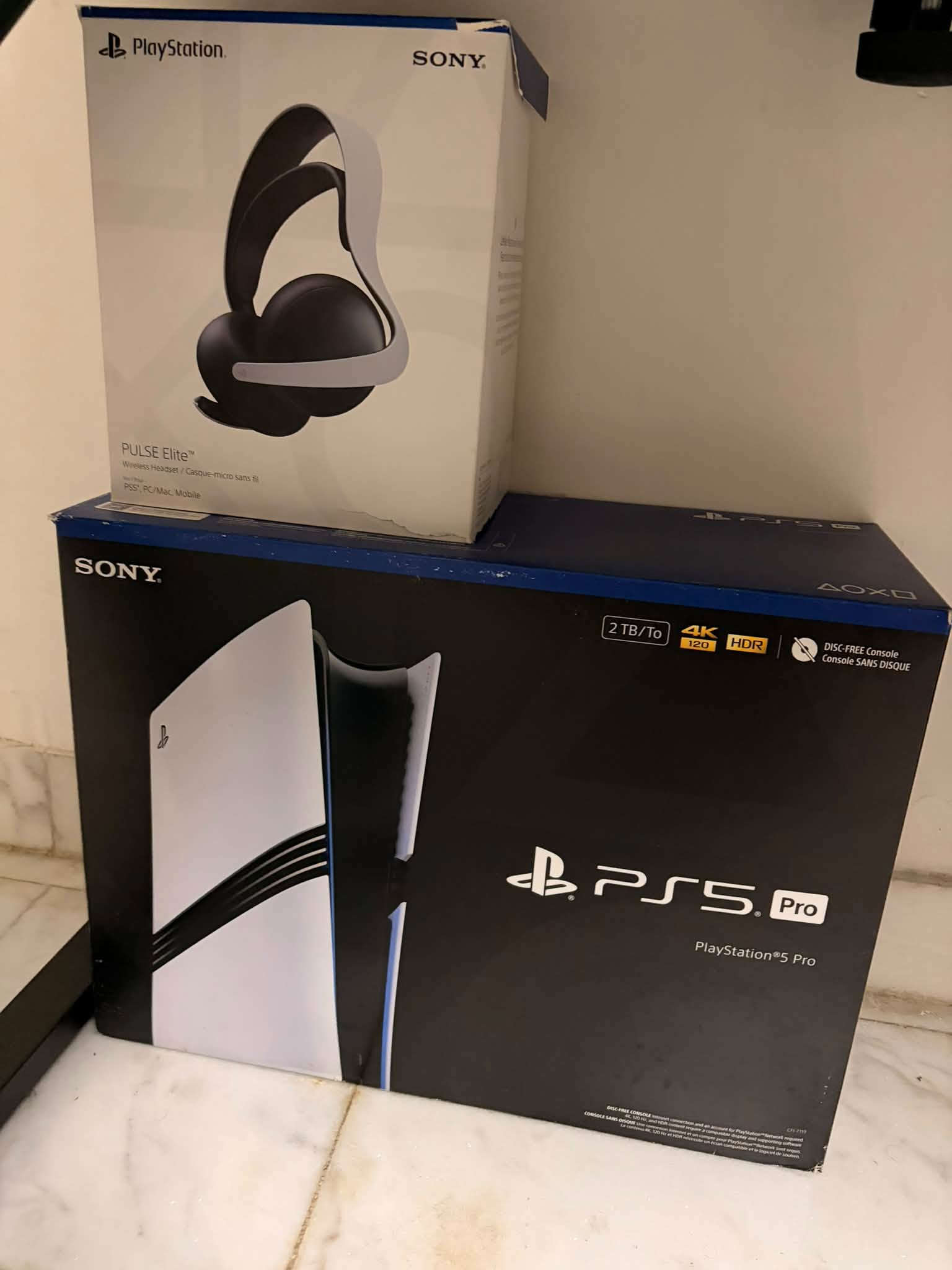 السلام عليكم جميعاً
للبيع جهاز PlayStation 5 Pro (النسخة الاحترافية):
 المواصفات والملحقات:
 الجهاز داخل الضمان.
 كامل مع كرتونته وكافة ملحقاته الأصلية (اليدة الأصلية والكيبلات).
 شغال وبدون أي مشاكل أو عيوب.

سماعة Pulse Elite Wireless Headset الأصلية الخاصة ببلايستيشن.
المواصفات: تحتوي على مشغلات مغناطيسية مستوية (Planar Magnetic Drivers) لتقديم صوت محيطي دقيق جداً ونقي ممتاز لمعرفة اتجاه الخطوات بالألعاب التنافسية.

💰 السعر المطلوب: 1,450,000 دينار (قابل للتفاوض البسيط للجادين).
📍 المكان: بغداد (المعاينة والتجربة قبل الشراء حق المشتري).

ملاحظة: الجهاز والسماعة بنظافة 100% وبحكم الجديد، والأهم إن الاثنين داخل الضمان الرسمي ومع كافة الكراتين والملحقات الأصلية

📲 للتواصل والاستفسار: عبر الخاص او ***********
