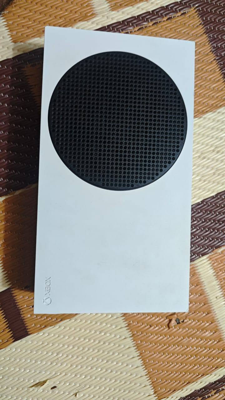 السلام عليكم،
للبيع إكس بوكس سيريس اس (Xbox Series S) نظيف حيل وأخو الجديد، استخدام قليل وبدون أي عطل أو شخط.
الملحقات:
 * يده أصلية نظيفة جداً.
 * جهاز UPS.
* بي لعبه فورزا 6 
الجهاز تجي تشوفه تقتنع بي يله تاخذه
السعر: [490] ألف وبي مجال
المكان حله شارع 60 مجاور ماكولات ابو طيبه / للتواصل: [***********]
