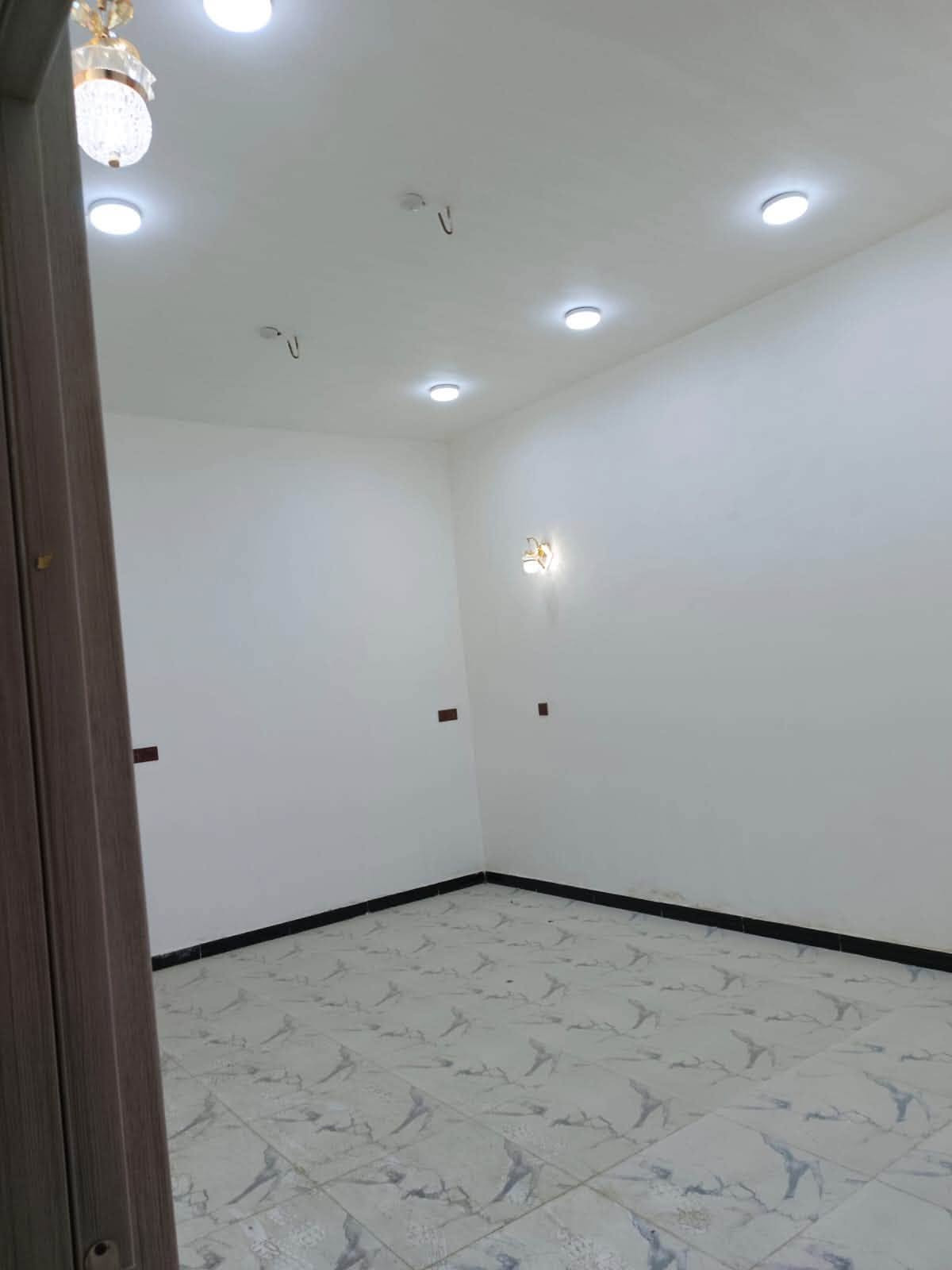 سلام عليكم بيت 🏠 للبيع مساحة البيت 200 متر 
 بسمي 

غرفتين وصاله وحمام ومطبخ طابق ونص 200 متر

العنوان الديوانية بمجمع الروان بيت ممسكون جديد 🆕 

مبني 2025 ممسكون وله يوم البيت مفول جاهز منكلشي 

ماي كهرباء بي ماطور مال ماي من كلشي جاهز صحيات 

جاهزات كهربايت جاهزه فول شغل حديث العنوان الديوانية مجمع الروان 

 السعر 115 مليون بي مجال 🥇
لاستفسار عن البيت اتصل ***********

***********
