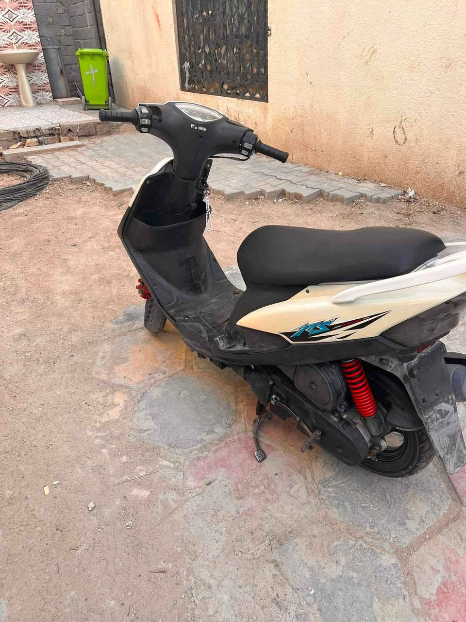السلام عليكم ماكس عدله للبيع دراجه مختمه مكينه مختومه ما مفتوحه بلاديه  كلشي شغال من الطول للطول اشاير سكنات عينه هورن سلف هندر لايت كلشي شغال بيه مكان كرمه علي الرقم ***********
