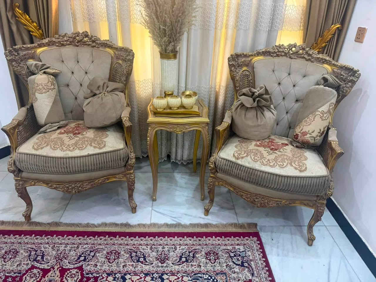 للبيع تخم ١٠ مقاعد مصري درجة اولى مع ميز طعام … نضافة ٩٥٪؜ مع ميز طعام رئاسي … السعر ٩٠٠ الف … المكان زيونة شارع الربيعي … للتواصل*********** … متوفر واتس اب
