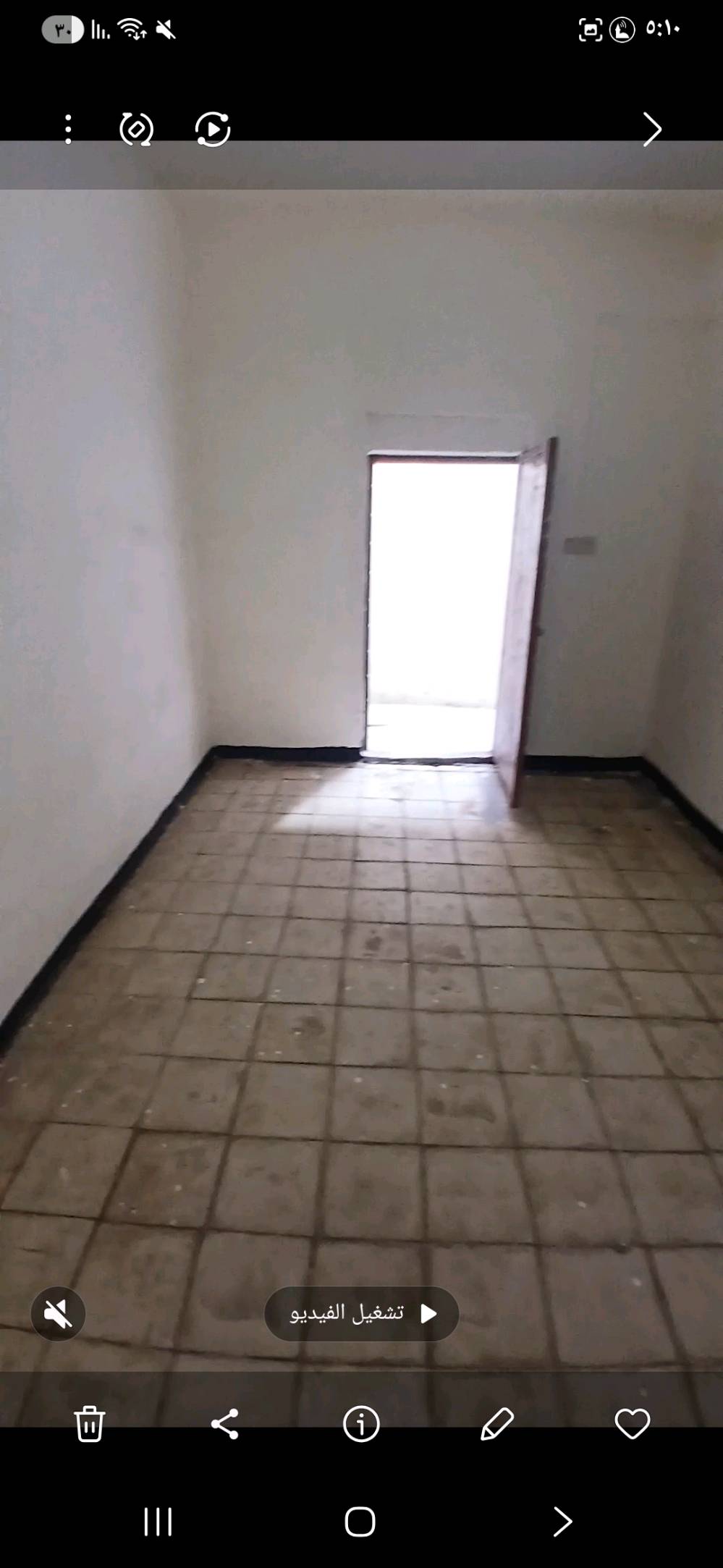 بيت للبيع مساحة 125 متر مربع  واجه البيت 6 وربع والنزال 20يحتوي البيت على استقبال وغرفتين نوم وصالة ومطبخ ويحتوي على تواليت خارجي. وحمام  داخلي وتواليت داخلي. للتواصل واتساب  ***********.الموقع ابو غريب الشهداء شارع السكلات مقابل مطعم صهوبي يبعد عن شارع السكلات 50 متر
ممكن تذكرون شكد السعر المطلوب بشكل نهائي؟ وهل بيه مجال للمساومة لو لا؟: 
85000000
شنو وضع الطابو/السند مال البيت: طابو صرف لو شنو، وهل عليه أي ملاحظات قانونية أو معاملات؟: 
طابو صرف
البيت بيه خدمات جاهزة؟ يعني ماي وكهرباء شغالات، وشنو نوع التأسيس/التشطيبات الداخلية تقريباً؟: 
جاهز 
إذا يهم المشتري، شكد عدد الطوابق وهل البيت أرضي لو بيه طبقة ثانية/قابل للتوسعة؟: 
طابق واحد