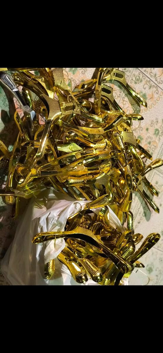 ديكور للبيع تعاليك 3 بالف ملكانات ملكانه خشب 2 بـ250 وملكانات بيض بـ 50 ستاند 150 رفوف بنطرون ب 150 مراية و كنتور ١٢٥ على 15 *********** اتصال واتساب شريحة
