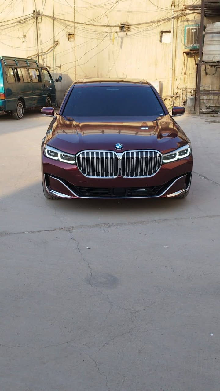 🚘 BMW 750i xDrive موديل 2022
🇩🇪 فخامة ألمانية + أداء رياضي قوي

🔹 المحرك: V8 TwinPower Turbo
🔹 السعة: 4.4 لتر
🔹 القوة: 523 حصان
🔹 العزم: 553 lb-ft / حوالي 750 نيوتن متر
🔹 القير: أوتوماتيك Steptronic – 8 سرعات
🔹 الدفع: xDrive دفع رباعي
🔹 0–100 كم: حوالي 4.1 ثانية
🔹 السرعة القصوى: 250 كم/ساعة محددة إلكترونياً
🔹 الوقود: بنزين Premium
🔹 سعة التانكي: حوالي 78 لتر
🔹 عدد المقاعد: 5
🔹 الهيكل: سيدان فئة Luxury Full Size

✨ التجهيزات والفخامة:
• جلد فاخر
• مقاعد كهربائية
• تسخين المقاعد
• ذاكرة للمقاعد
• تدفئة دركسون
• شاشة ونظام ملاحة
• Apple CarPlay
• Android Auto
• Bluetooth
• شحن لاسلكي للموبايل
• Head-Up Display
• كاميرات ومزايا مساعدة للسائق
• حساسات أمامية وخلفية
• Blind Spot
• نظام تحذير الاصطدام
• مثبت سرعة
• فتحة سقف
• دخول وتشغيل ذكي
• Soft Close للأبواب
• نظام تعليق هوائي
• جنوط رياضية
• إضاءة LED
• تصميم داخلي فاخر وواسع

📏 الأبعاد:
الطول حوالي 5.27 متر
العرض حوالي 1.90 متر
قاعدة العجلات حوالي 3.21 متر
والشنطة حوالي 515 لتر.

🔥 سيارة تجمع بين الفخامة، القوة، الراحة، والهيبة، ومحرك الـV8 يعطي أداء قوي جداً مع نظام xDrive للدفع الرباعي.

💰 السعر:على الخاص
📍 الموقع: [بابل] 
📞 للاستفسار والتواصل:
***********
***********
***********

✅ الفحص متوفر
✅ جاهزة للبيع+السيارة مرقم بغداد

#BMW #BMW750 #750i #750iXDrive #BMW2022 #BMW7Series #بي_ام_دبليو #BMW7502022 #سيارات_للبیع
