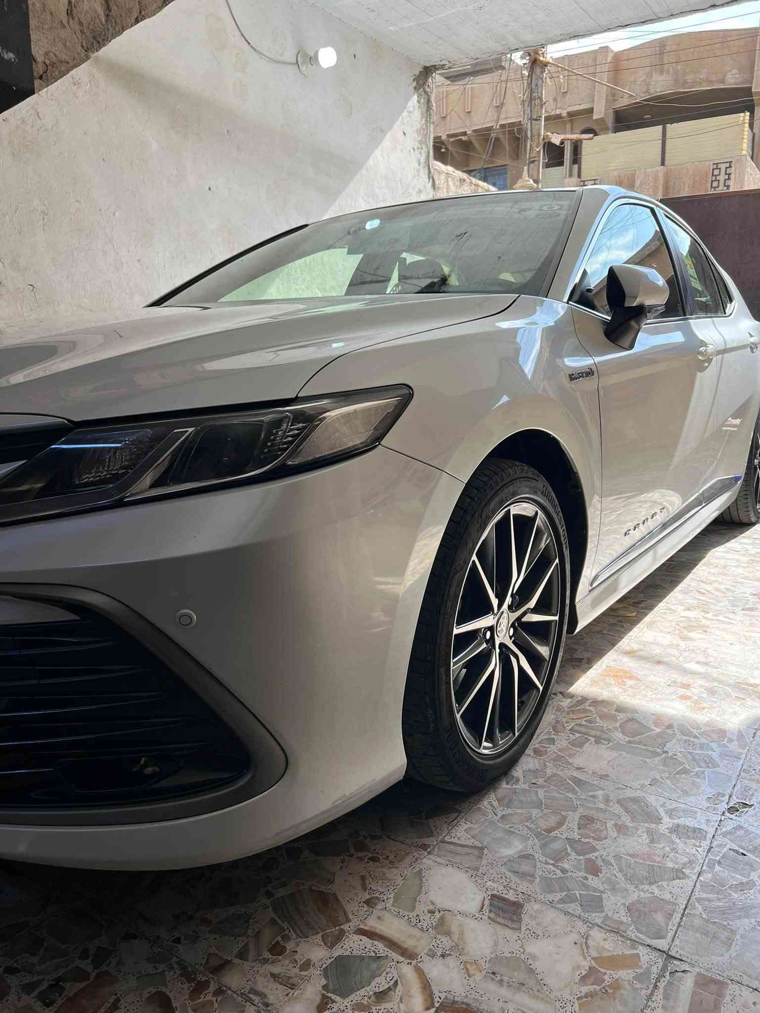 تويوتا  كامري 2024 هايبرد وكاله عبد اللطيف جميل السياره جديده جدا على وضع الشركه واستخدام شخصي على أيد وحده من الشركه  فول 1/1 GLE
 ماشيه37  الف كيلو 
  فتحه وبرده وكرسي كهرباء وشاحن وايرليس السياره باسمي تحويل ثاني يوم 
السعر 240 مكانها بغداد 
***********
