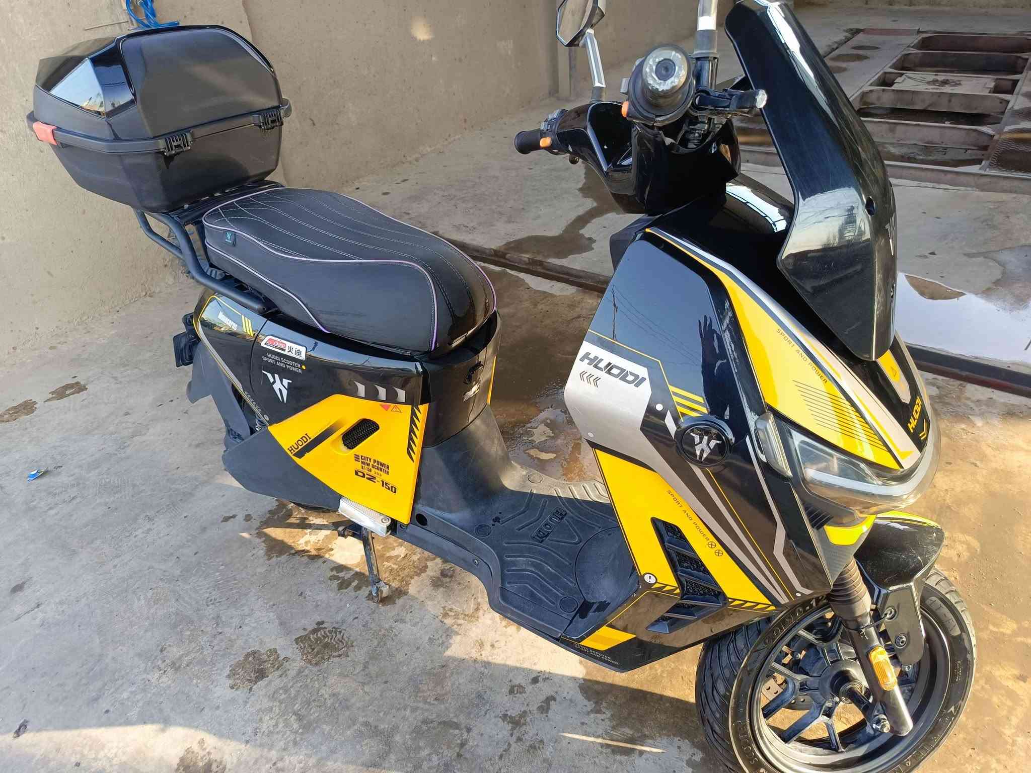السلام عليكم دراجه شحن شركه هودي للبيع السعر750000الف
سعر الدراجه وحده من المعرض مليون و50بدون بطاريه
اني ابيعلك الدراجه كوله والبطاريه نص عمر*********** بغداد
