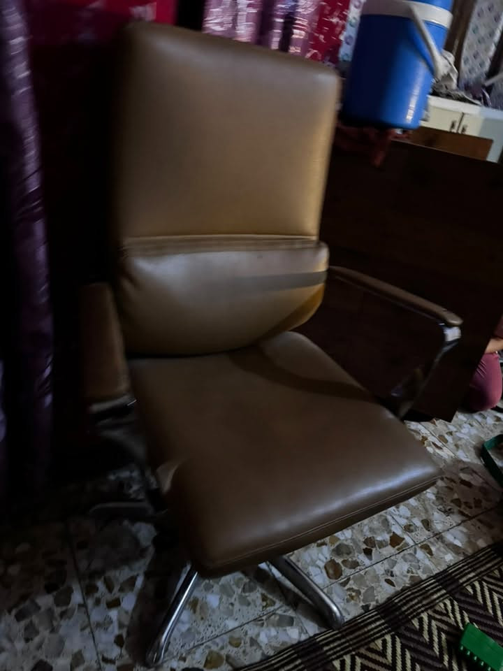 سلام عليكم كرسي مكتب. للبيع جداً نضيف جك شغال  مستعمل قليل جداً 50 الف وبي مجال 
***********
