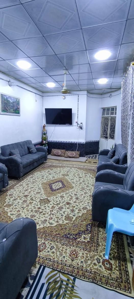 بيت للبيع ١٠٠ متر ٥×٢٠ حي الوفاء منطقة ٣٧ شارع ١٥ منطقه هادئه وتخبل وكافة الخدمات مفتوح على خدمي شارع الصب 
يحتوي على طابق ونص 
الطابق الاول مطبخ واستقبال وصاله وغرفة نوم وحمام 
الطابق الثاني غرفه وصاله وسطح ومطبخ وحمام وتواليت البيت شيلمان نظيف ويصلح للسكن سعره ١١٨ وبي مجال قليل واني صاحب الدار مباشر ***********
