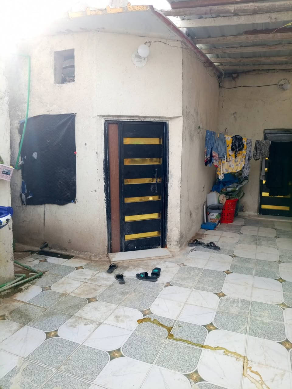 بيت تجاوز للبيع قبله حي لمهندسين غرفه دونيه هول مطبخ طارمه حمامات ثنين سقف سندويج ماعلي ازاله عل شارع سعر 12 شراي تصل ***********
