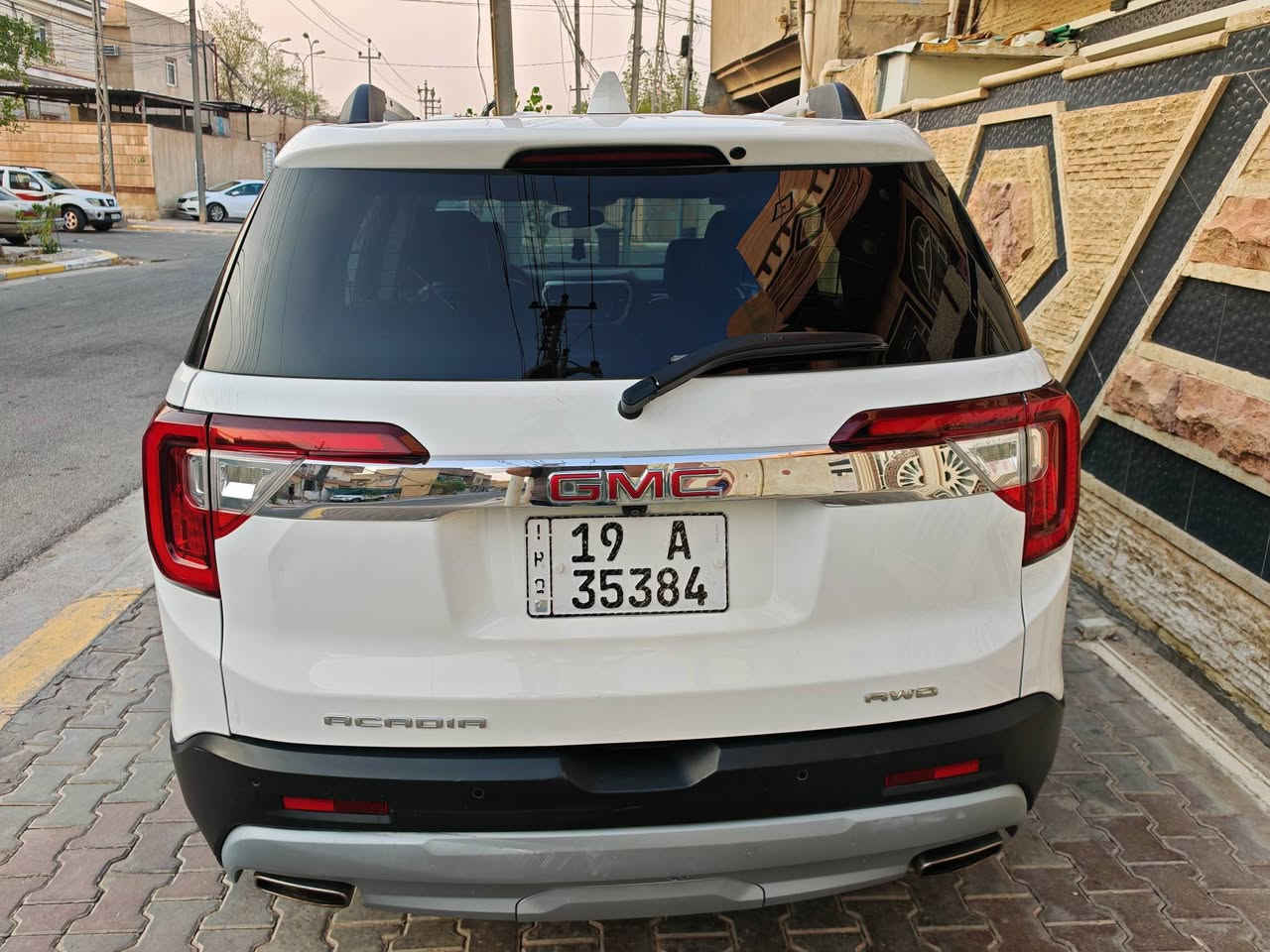 🚗 للبيع: جي إم سي أكاديا (GMC Acadia SLT) موديل 2020 — بحالة ممتازة
📌 المواصفات الأساسية:
 * الماركة والموديل: جي إم سي أكاديا (GMC Acadia)
 * الضرر : جهة السائق صور الحادث مرفقة
 * الموديل: 2020
 * الفئة: SLT
 * المحرك: 6 سلندر سعة 3.6 لتر (V6)
 * نظام الدفع: دفع رباعي مستمر (AWD)
 * اللون الخارجي: أبيض
 * رقم الشاصي (VIN): 1GKKNULS3LZ213589
🌟 أبرز مواصفات فئة SLT:
 * شاشة معلومات وتحكم لمس تدعم Apple CarPlay و Android Auto
 * نظام تكييف أوتوماتيكي متعدد المناطق (تكييف خلفي مستقل)
 * مقاعد جلد مع تحكم كهربائي
 * كاميرا خلفية وحساسات مساعدة على الركن خلفي و حساسات جانبية
 * نظام دخول بدون مفتاح بصمة ٤ ابواب وتشغيل بضغطة زر (مع خاصية التشغيل عن بعد) صندوق كهربائي مع حساس فتح بالرجل
 * أنظمة أمان ومساعدة سائق متطورة (مثبت سرعة، تنبيه النقاط البيضاء، وغيرها)
 * المسافة المقطوعة (العداد): 168 كيلومتر
 * الفحص و السنوية: هزة جديدة +سنوية جديدة باسمي
 * السعر المطلوب: 195 مع مجال بسيط 
 * موقع : كربلاء المقدسة 
 * للتواصل: 📞 ***********
