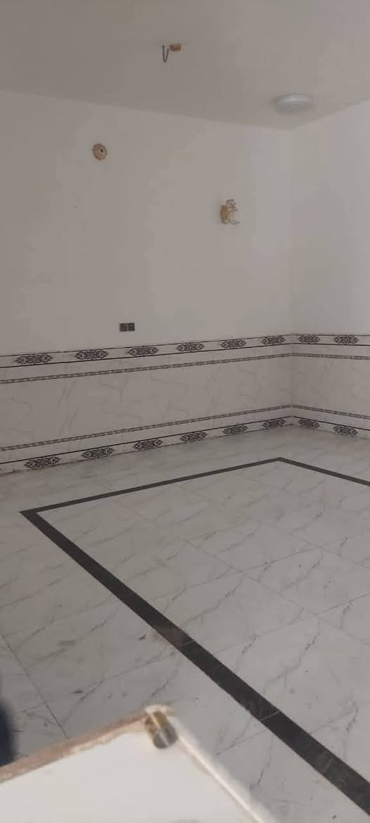 بيت للايجار حي نداء مجمع بيتي ثنين 200متر
يحتوي على غرفتين نوم 

وصاله واستقبال 

حمام خارجي وحمام داخلي 

مجهز من ماء وكهرباء وصرف صحي 

بيت نضيف  

مجهز بالكامل 

سعر ايجار بيت 350 الف 

للتواصل مع صاحب بيت ***********

