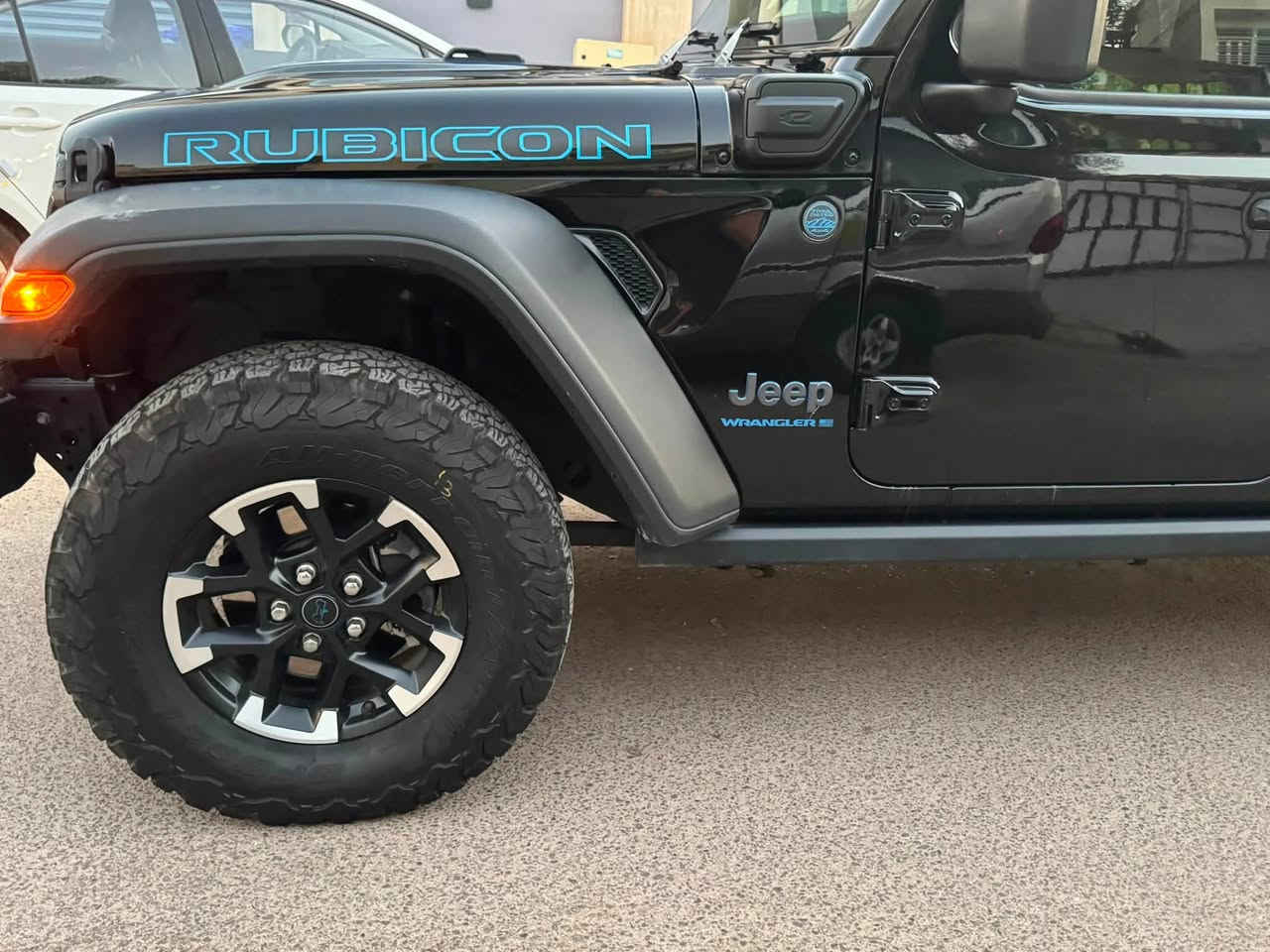 🇺🇸JEEP WRANGLER RUBICON
(Plug-in Hybrid) 

جيب رانكلر 4Xe روبيكون 2024 
فول مواصفات نظيفة جداً جداً مرقم بغداد 

وارد امريكي (Hybrid) 4x4 دفع رباعي 
ثلاث أنظمة (كهرباء + هايبرد +بنزبن)
المحرك: 2.0L 4 تيربو بنزين + محرك كهربائي 
هجين (Plug-in Hybrid) ينتج قوة 375 حصان مذهلة 
الموديل الأحدث والأقوى بالواجهة الجديدة (Facelift) ⚡️ 

المسافه المقطوعه : 19 الف ميل 

(كفالة عامة بدون صبغ و تعديل و بارد)
فقط تعديل عامية امامية 

1.رادارات امامية وخلفية وجانبية 
2.قماره قابل للفتح (كشف)
3.بصمه ودخول ذكي 
4.لوكير 
5.كشافات 
6.شحن خارجي
7.هيتر بالاستيرن 
8.شاشة ديجتال متطورة وأنظمة أمان السائق
9.هيترات بالكشنات
10.تشغيل عن بعد
11.كشنات مخمل مطرز بأزرق فئة روبيكون 
والكثير من المواصفات الأخرى 

 المكان بغداد - اليرموك 

السعر 310$ ورقة بيها مجال

للاستفسار 
   ***********
