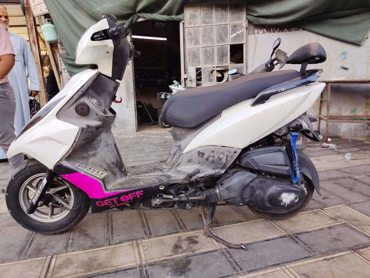 GTR
للبيع المكينه برغي ما مفتوح بيه والدراجه انطيه الك شلعه تشك الكاع سعر 1250 وبيه مجال للطيبين مكان الدراجه بغداد الكاظميه رقم : ***********
