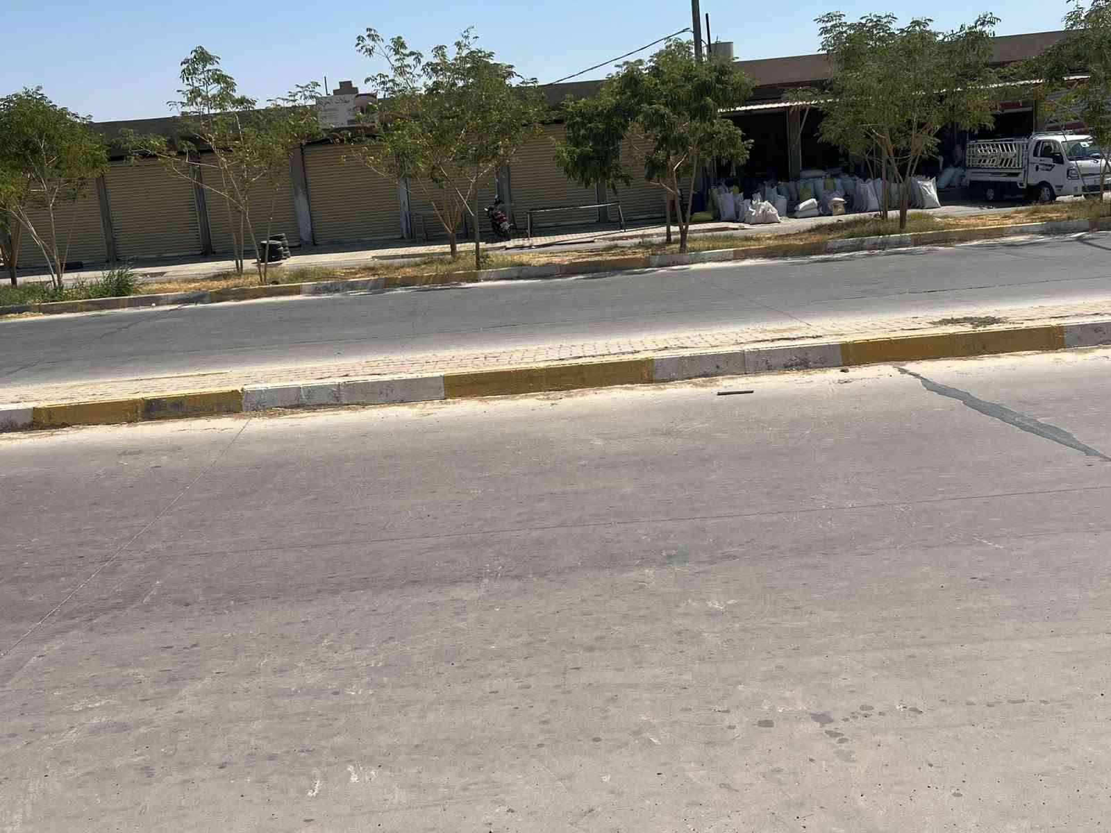 قطعة ارض تجارية ركن على ثلاث شوارع تقع على السايدين الرئيسي لعلوة الحلال والمرور قريبة من فلكة البكارة الواجهة  عالسايدين ٢١م المساحة الكلية ٣٢٠م المساحة بالطابو ٢٦٧ مع فضلة السعر ١٠٠مليون للاستفسار أكثر مراجعة مكتب الزغيت اوالاتصال على الرقم ***********
