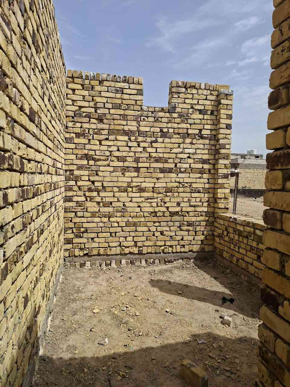 هيكل للبيع غير مسقف ١٠٠ متر زراعي سند ٢٥ عرض الشارع ١٠ متر حي نادر الثالثه حي السجاد السعر ٢٥ مليون وبي مجال الاتصال بالرقم ***********
