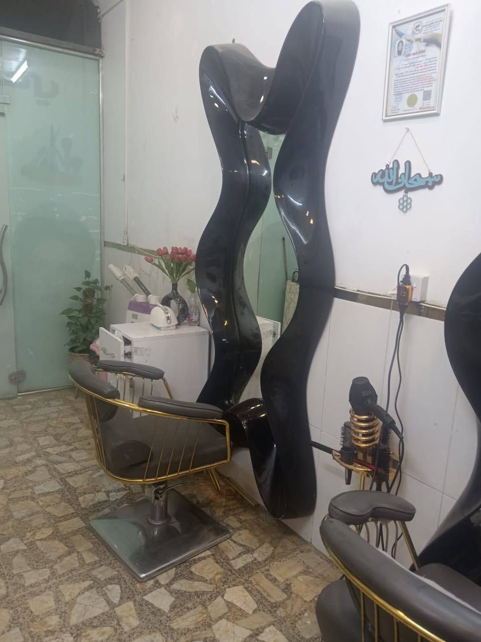 سلام عليكم للبيع صالون نسائي مع كل لمحقاته بل صوره سبب للبيع لعد تفرغ شغله خير من الله وايجار 250الف معروض 5ملاين وبيه مجال اتصل للتفاصيل اكثر ***********خطي بيه واتساب الصالون منطقةالدوره حي صحه شارع 20مجاور مطعم باب الحاره
