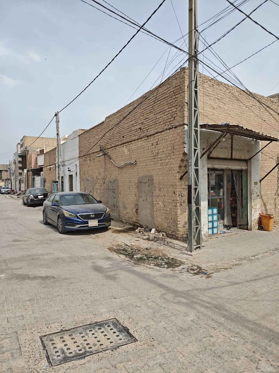 سلام عليكم دار للبيع المساحه 176متر الواجهه 16النزال 11 بناء قديم الكوفه السيراي قرب مستوصف مهدي العطار ***********
