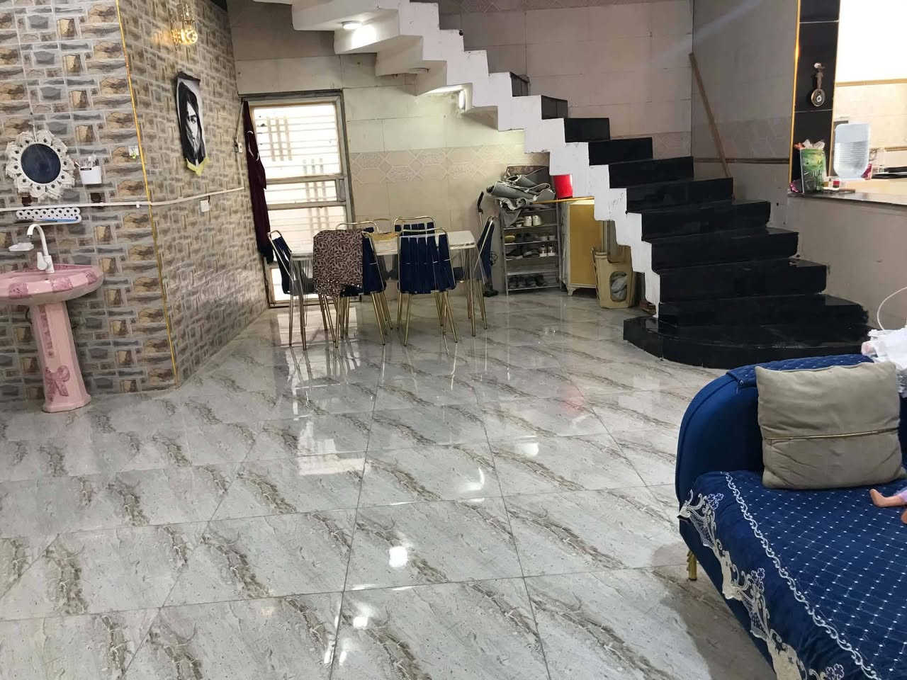 بيت للبيع مساحته ٣٣٤ متر قريب البوابة ماء كهرباء متوفر يتكون من استقبال ٧في٥ والصالة ١٠في ٥ والمطبخ ٥في ٤ والحمام ٣في٢ونص والغرف ٥ونص في ٥ والغرفة الثانيه ٥في ٥ بس اساس طالع منها بناء حديث 
للاستفسار
***********
***********
