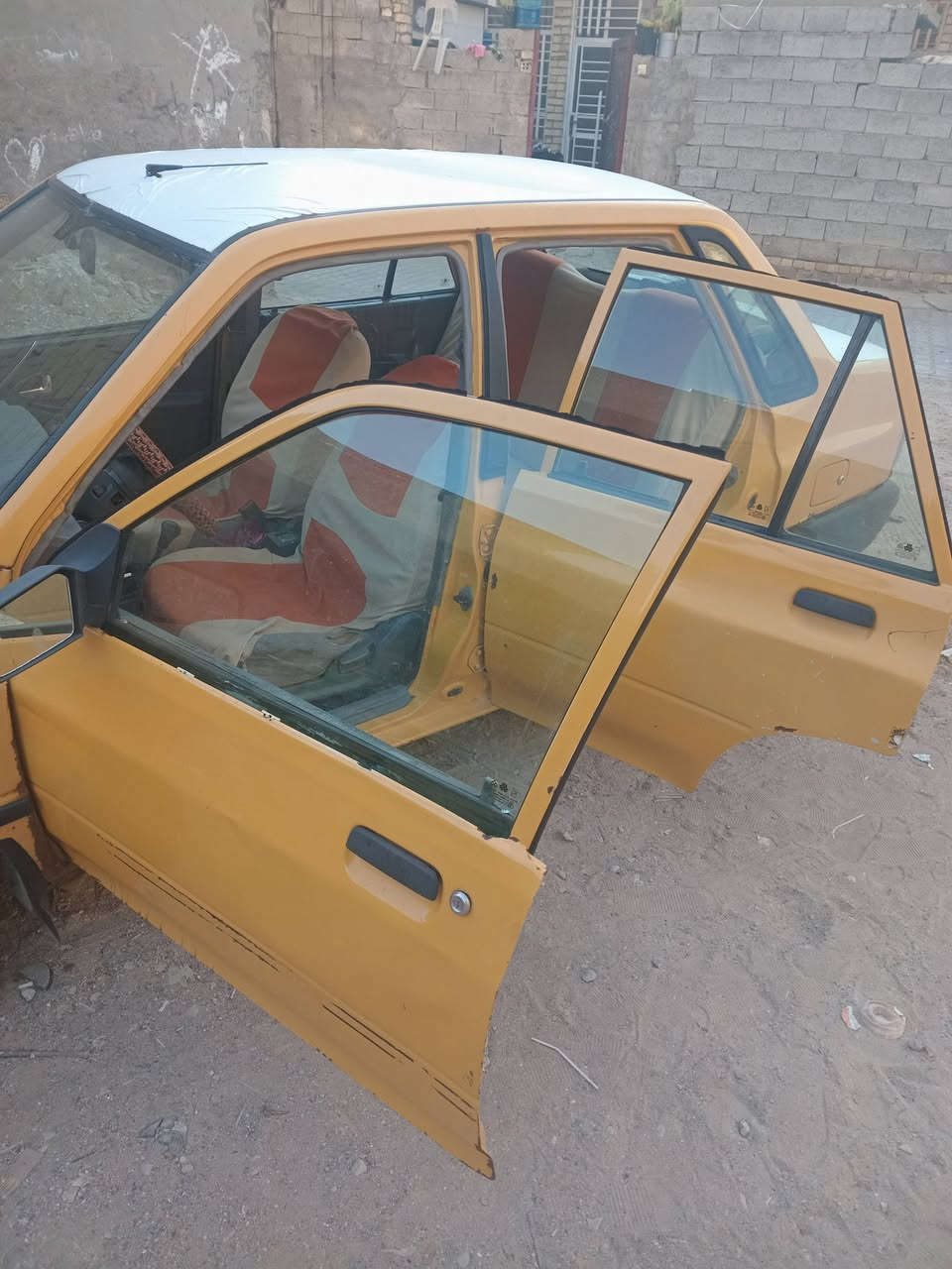 سايبا ٢٠١٢ رقم احمر 
غرامات وهيءا تصفر 
صاحبها يداورلك
اني اخذتهة بس ماكو مجال احولهة
***********
