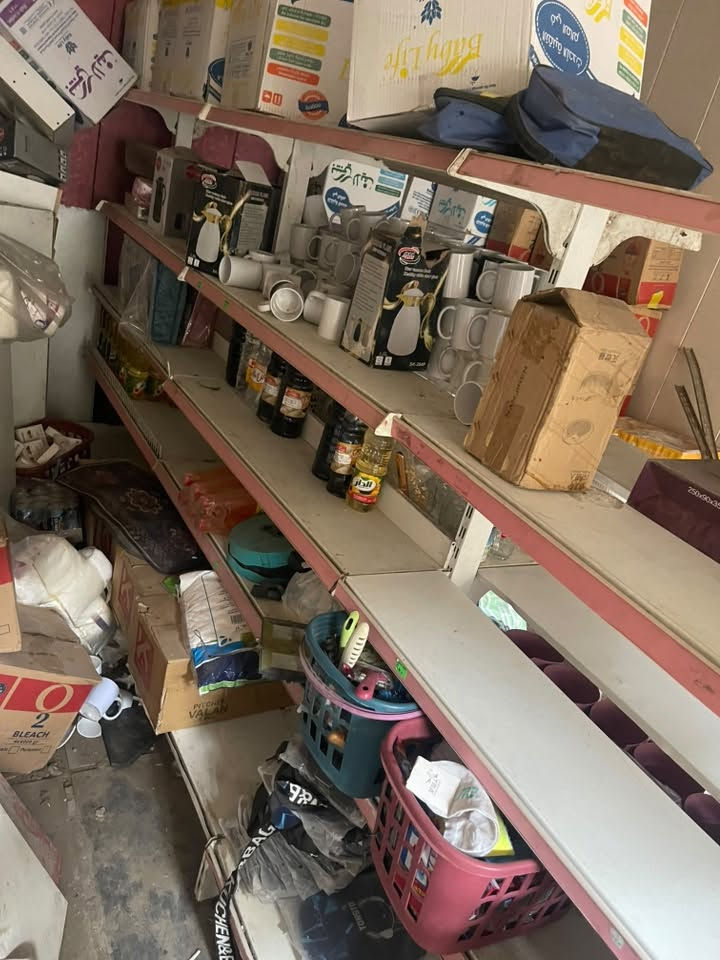 رفوف حديد وسطيه يصير جهتين ويصير جهة وحده طوله ١٢٠ وعرضه ٣٠  حديده كلش قويه تصعد عليه وتشوفه يشتغل مال غذائيه. منزليه كلشي يشتغله الي يريده يتوصل ع رقم *********** 
عنواني الزعفرانيه سوق الهوى
