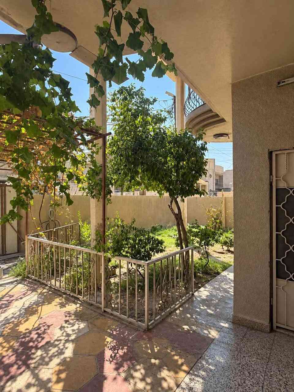 الموقع :    بستان الحلو📍
                                                                                               
نـوع الـعـقار:   طابو زراعي مملوكه للدوله سند ٢٥

مقاطعه ٦ /٣٨

الـمـسـاحـة:    ٣٠٠م البيت ركن 

#الـطـابــق #الارضـي 

غرفه واحده واستقبال ومطبخ وهول ومجمع صحي وكراج سياره و حديقه ومخزن خلف البيت 
#الـــطـابـق #الـــثـانـي 

٣ غرف نــوم  -هول_مجمع صحيات
البيت له مخرجين على شارعين 

  
✨——————————-   ✨                

سعر المتر ٢٢٥٠
📍_____#لــــــــــــلاستفسار -
***********

