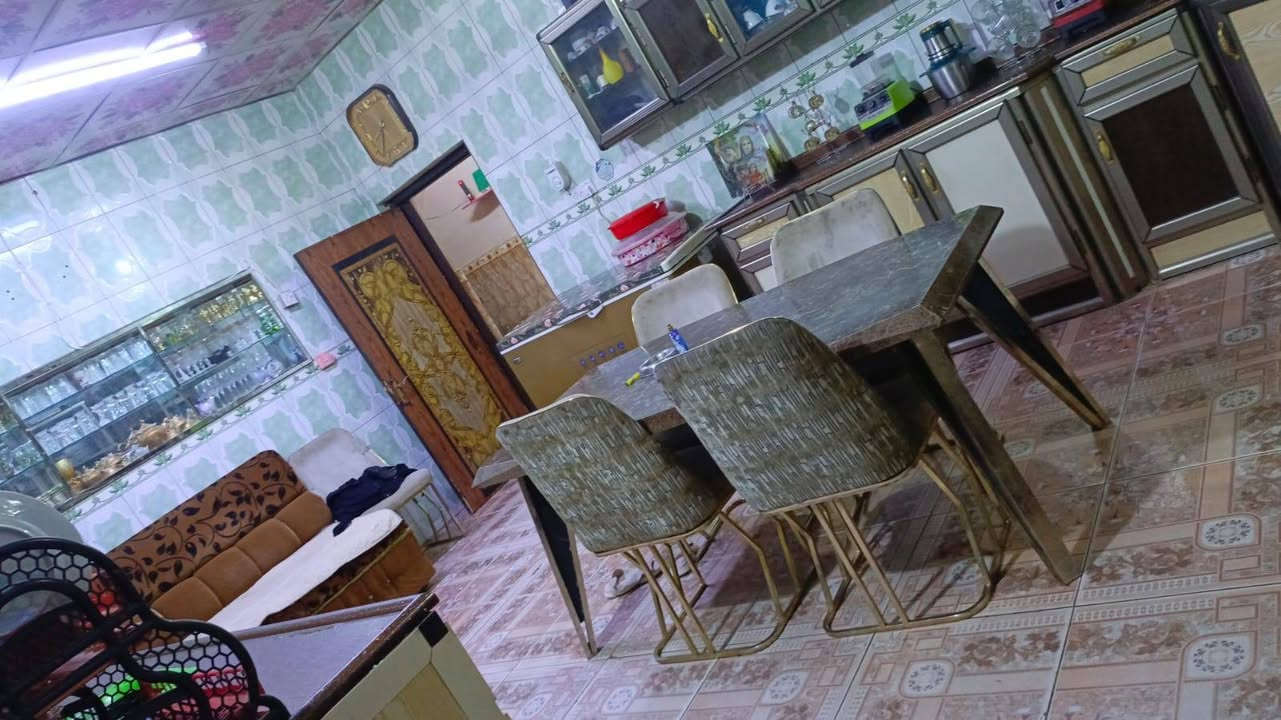 يا الله

  على بركة الله

  البيت للبيع

مساحته  200 متر  

 موقع حي شهداء خلف مطعم ابو شاهر

طابوو ملك صرف 

تحويل مباشر 

   3 غرف نوم 
 غرفتين في طابق الارضي   + غرفه في طابق الثاني  
صاله واستقبال ومطبخ كبير 

الشراي فقط يتصل ***********
