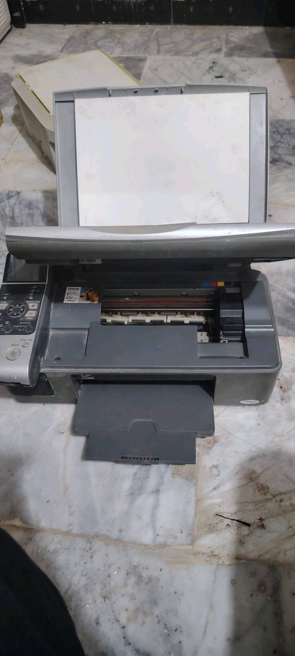 طابعة hp اللون الاخضر و الابيض شغالة مالت البيت چانت عوزها بس كاترج حبر خلص و ما جبتلها، طابعة hp المكعبة هاي ليزرية همين عوزها تنظيف و حبر، الطابعة المفتوحة ايبسون هاي طابعة و سكنر 2 في 1 هاي تفصيخ و الطابعة الطويلة ايضاً تفصيخ. 
كلهن ابيعهن 90 الف، تريد قطعة وحدة كل قطعة سعرها الخاص توصيل موجود كل المحافظات