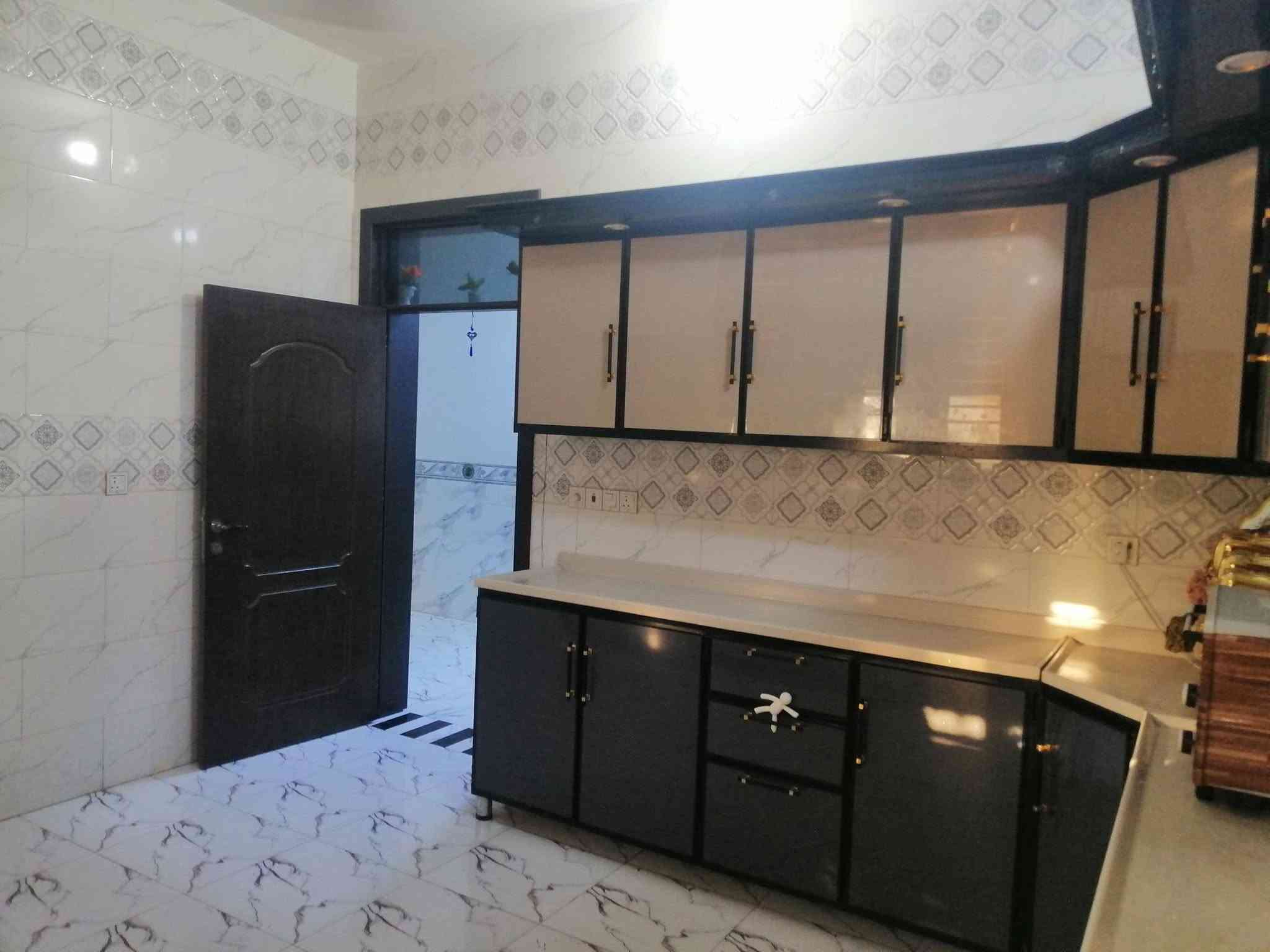 مشتمل للبيع في الفلوجه حي الشهداء قرب جامع الأنبياء مساحه ١٢٥ على حديقة بناء حديث طابق ونصف يحتوي 2 غرف نوم وصاله عدد واستقبال ومطبخ و2 حمامات داخليه وخارجيه شارع 10 تبليط السعر ١٠٥ مليون وبي مجال بسيط للاستفسار مراجعة مكتب القمه للعقار او الاتصال على الأرقام التاليه *********** ***********
