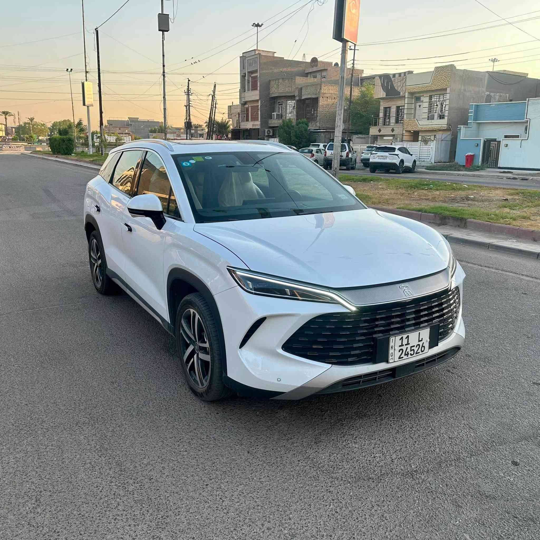 BYD SONG L
سنة الصنع :-2025
عداد المسافة الكلي :-6000كم فقط
مدى البطارية :-120 كيلو متر
رقم بغداد بأسمي شخصيآ
المواصفات :- 
1- فتحة سقف بانوراما
2- بصمة ابواب وصندوق وتشغيل
3- كرسي السائق فقط كهرباء
4- داخل جلد مشمشي 
5- شاشة قلاب 
6- 5 كامرات
7-حساس امامي خلفي + رادار امامي
8- نظام حماية مراقبة بالكامرات DVR
العنوان :- الكرخ - حي الخضراء
السعر :-31،000،000 د.ع بيه مجال جدا بسيط
للتواصل :-***********
